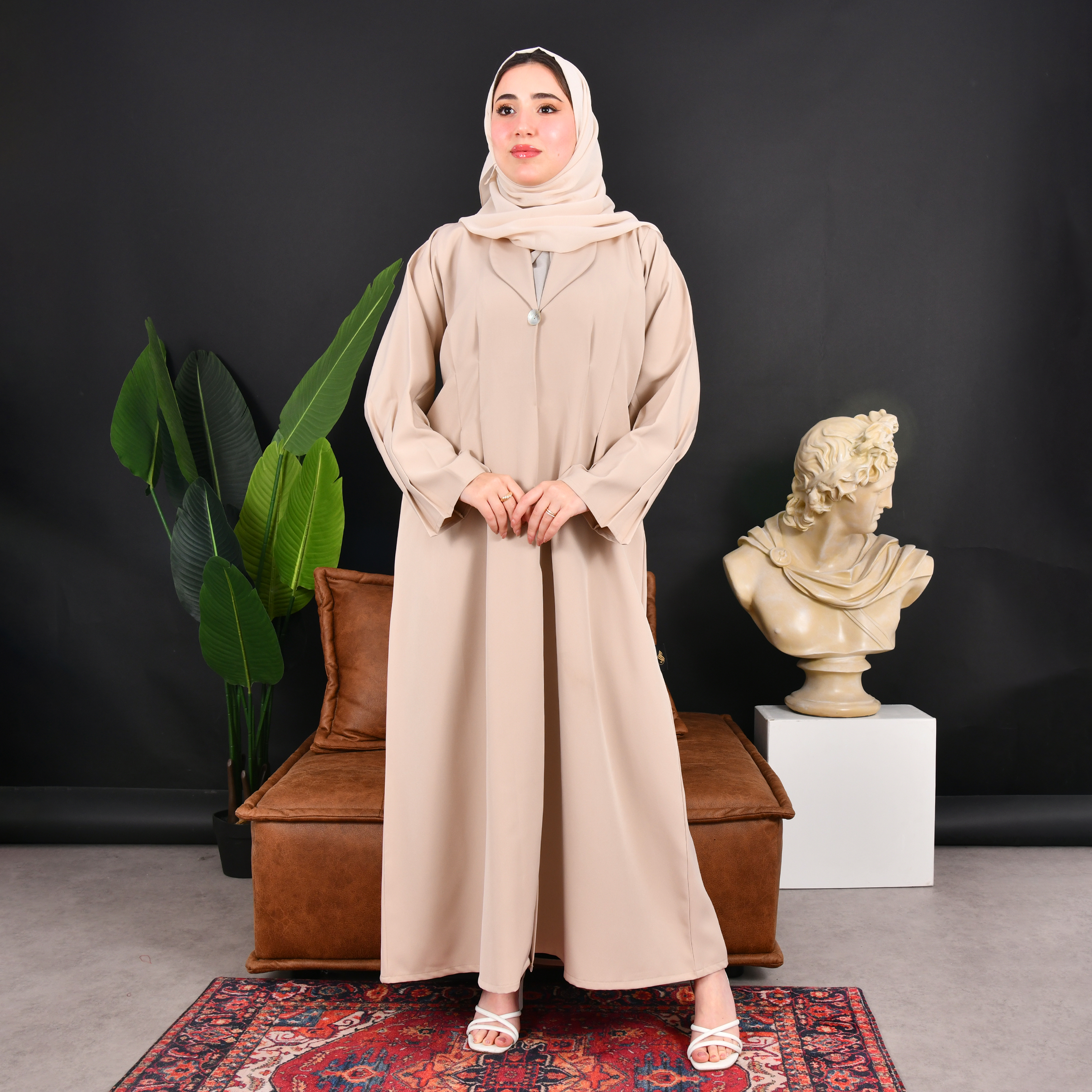  بليزر رسمي باللون البيج بكسرات من الخلف و الاكمام بزر اغلاق 