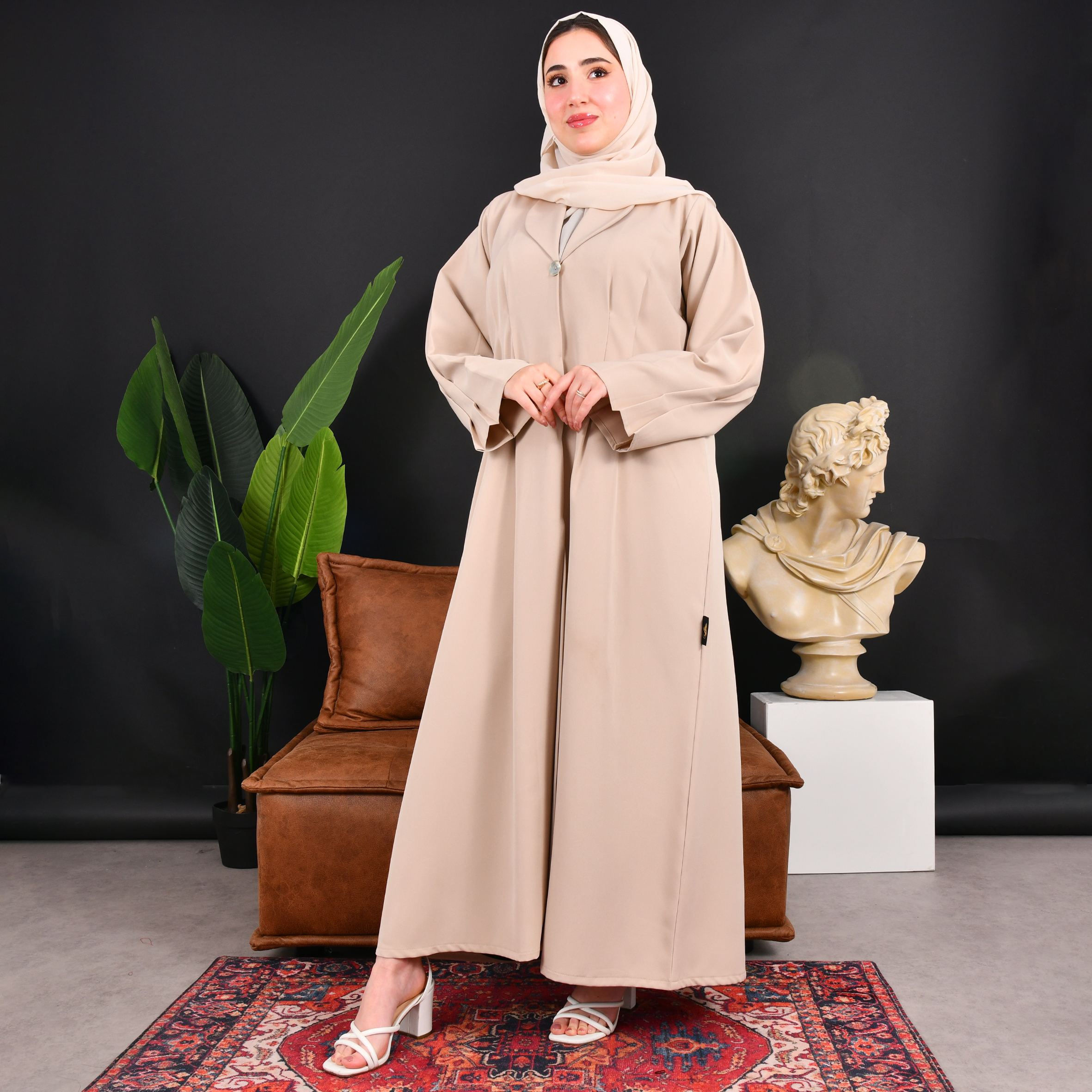  بليزر رسمي باللون البيج بكسرات من الخلف و الاكمام بزر اغلاق 
