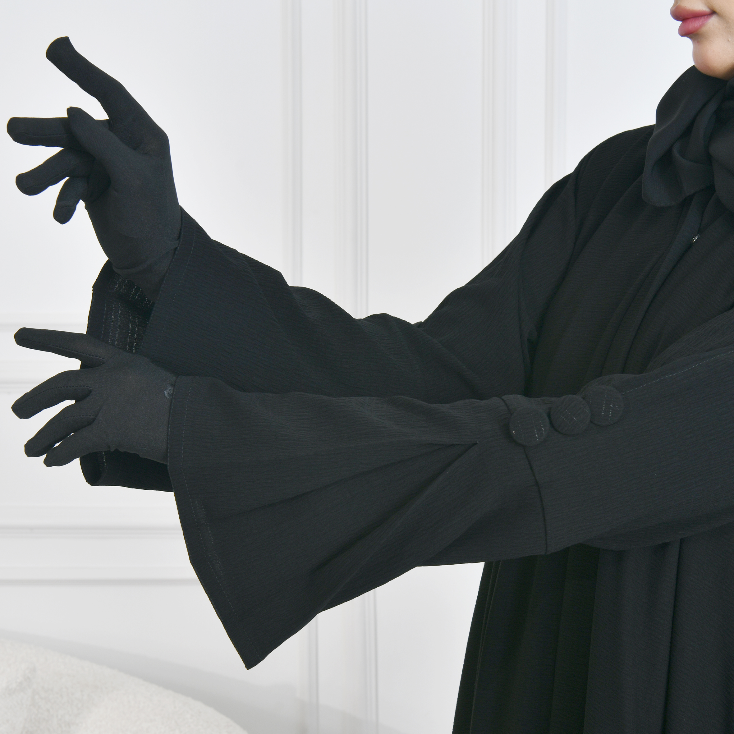  عباية كتف سوداء سادة بكم واسع وكسرات مزينة بأزرار 
