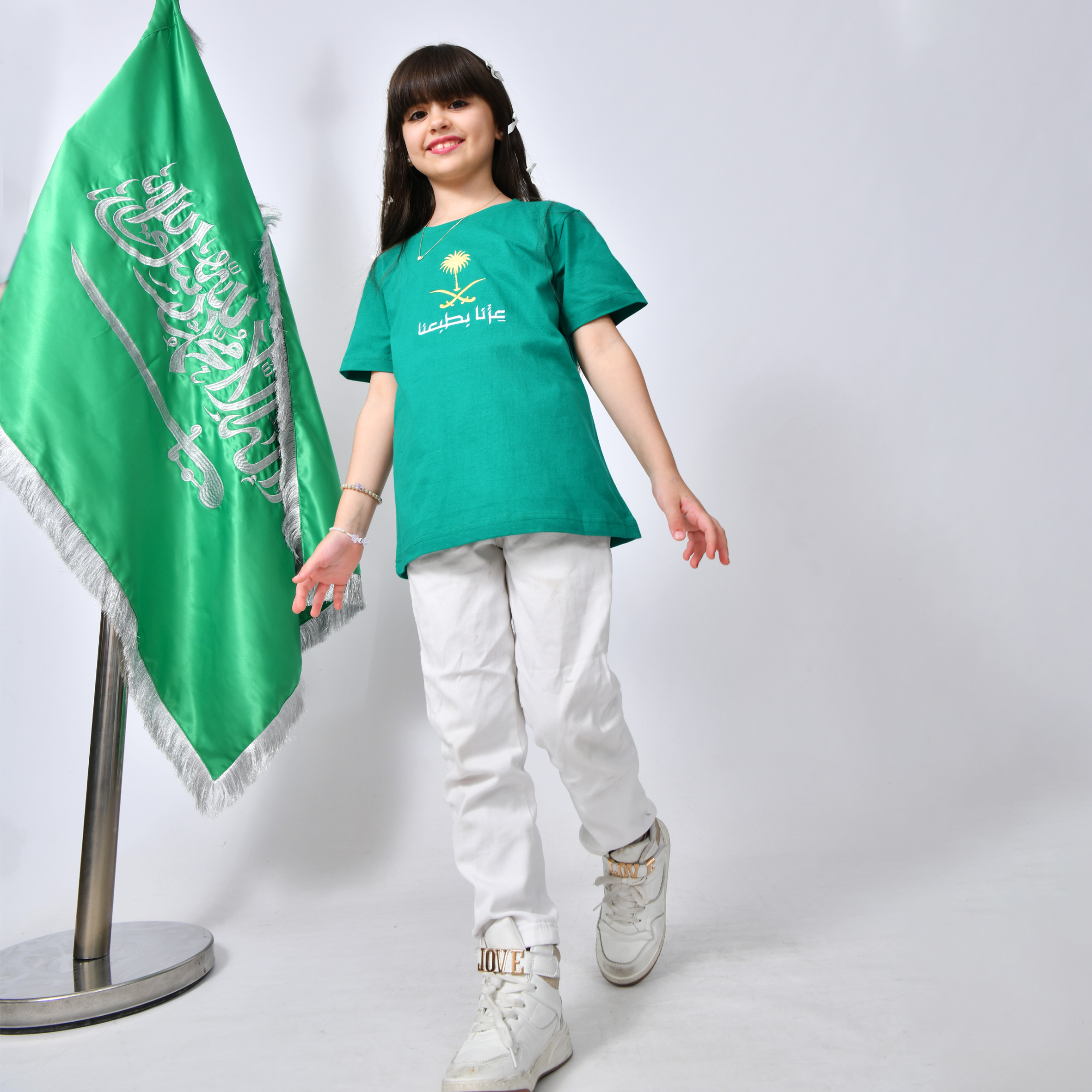  تيشيرت اخضر بتطريز ذهبي شعار عزنا بطبعنا ( للأولاد والبنات) 