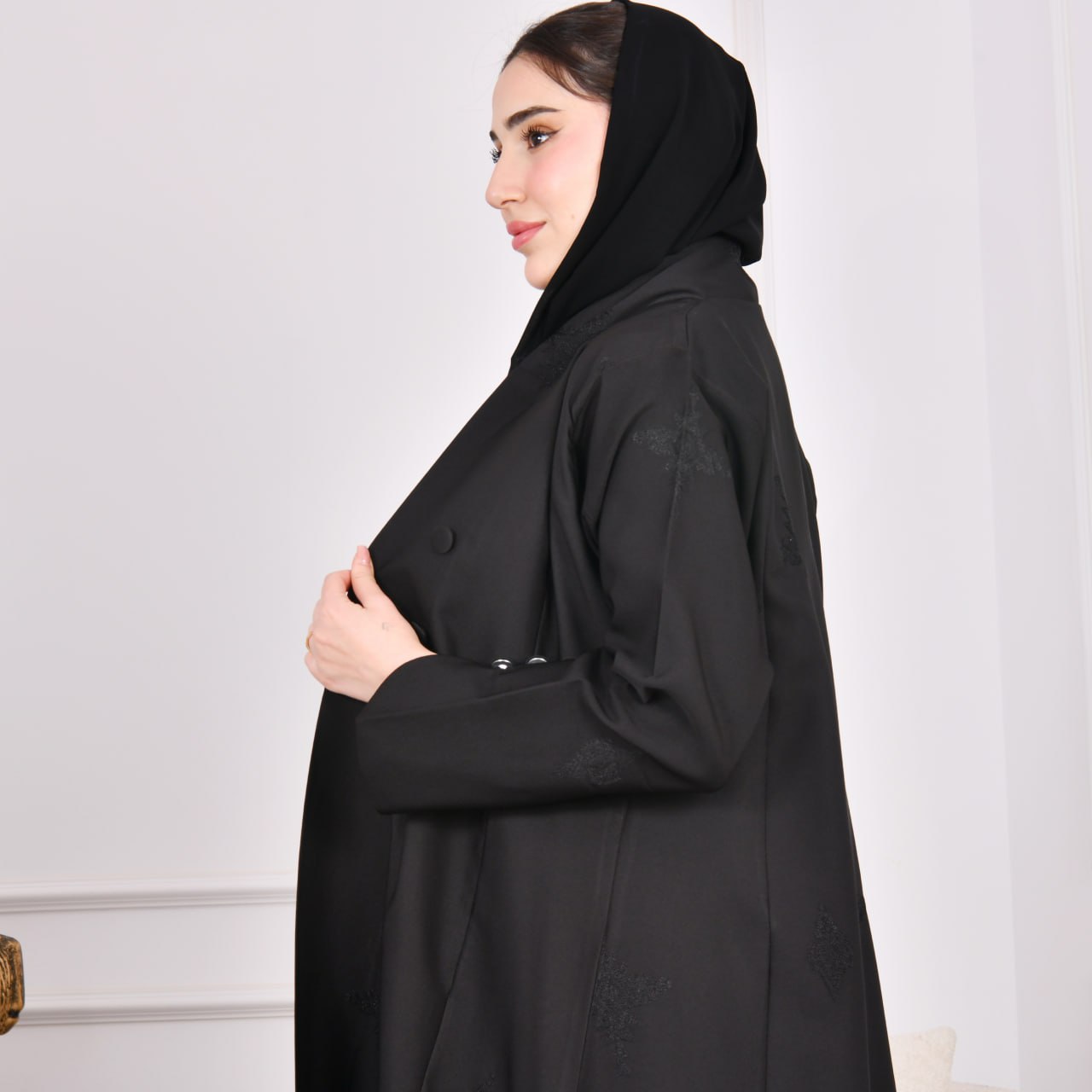  عباية  بتصميم أنيق بتطريز عشوائي على كامل العباية باللون الأسود الزاهي مزينة بأزرار 