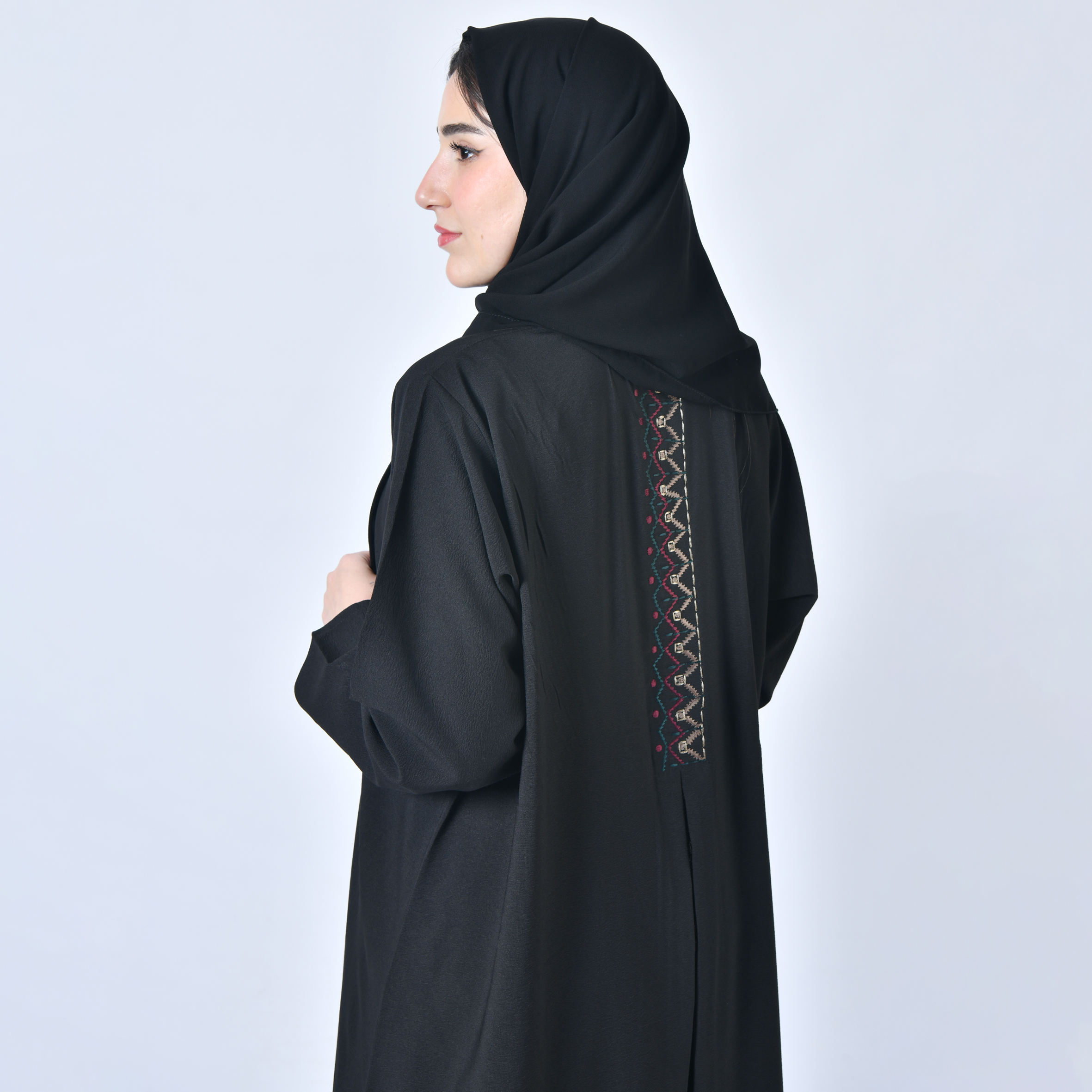  عباية لف سوداء بليزر تتميز بتطريز وكسرة من الخلف  