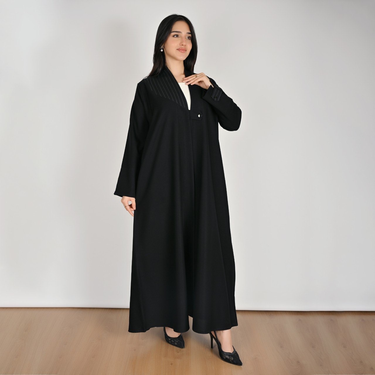  عباية رسمية سوداء مزينة بزر اغلاق كرستالي 