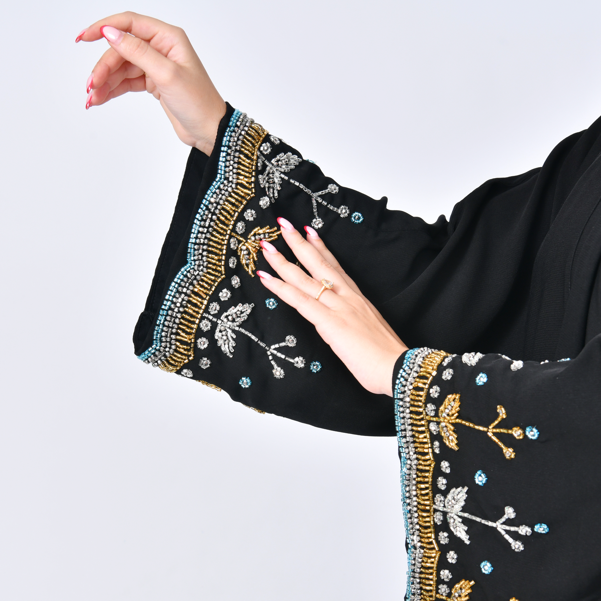  عباية سوداء بقصة انسيابية بكم واسع مزين بشك 