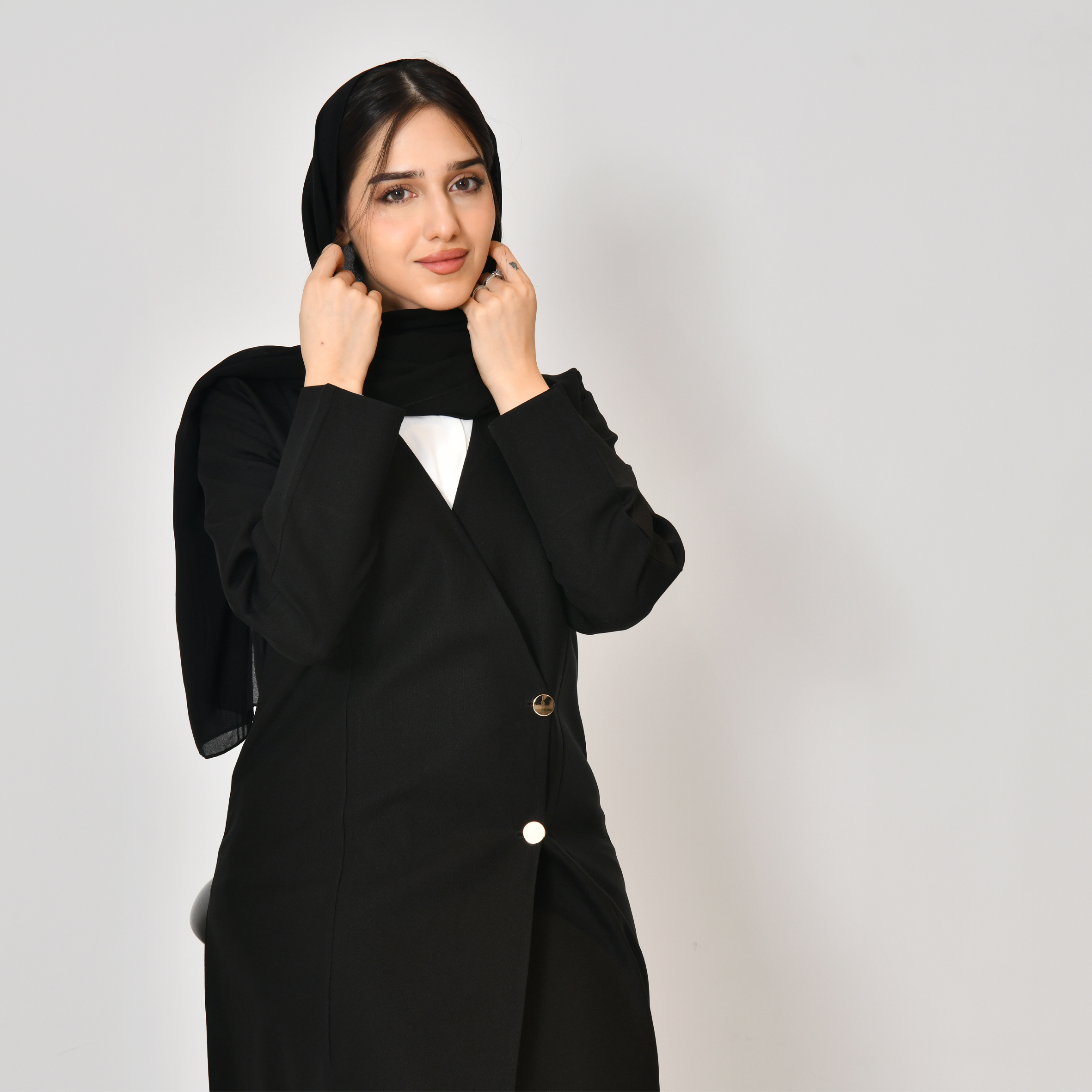  عباية رسمية سوداء انيقة مزينة بأزرار ذهبية  