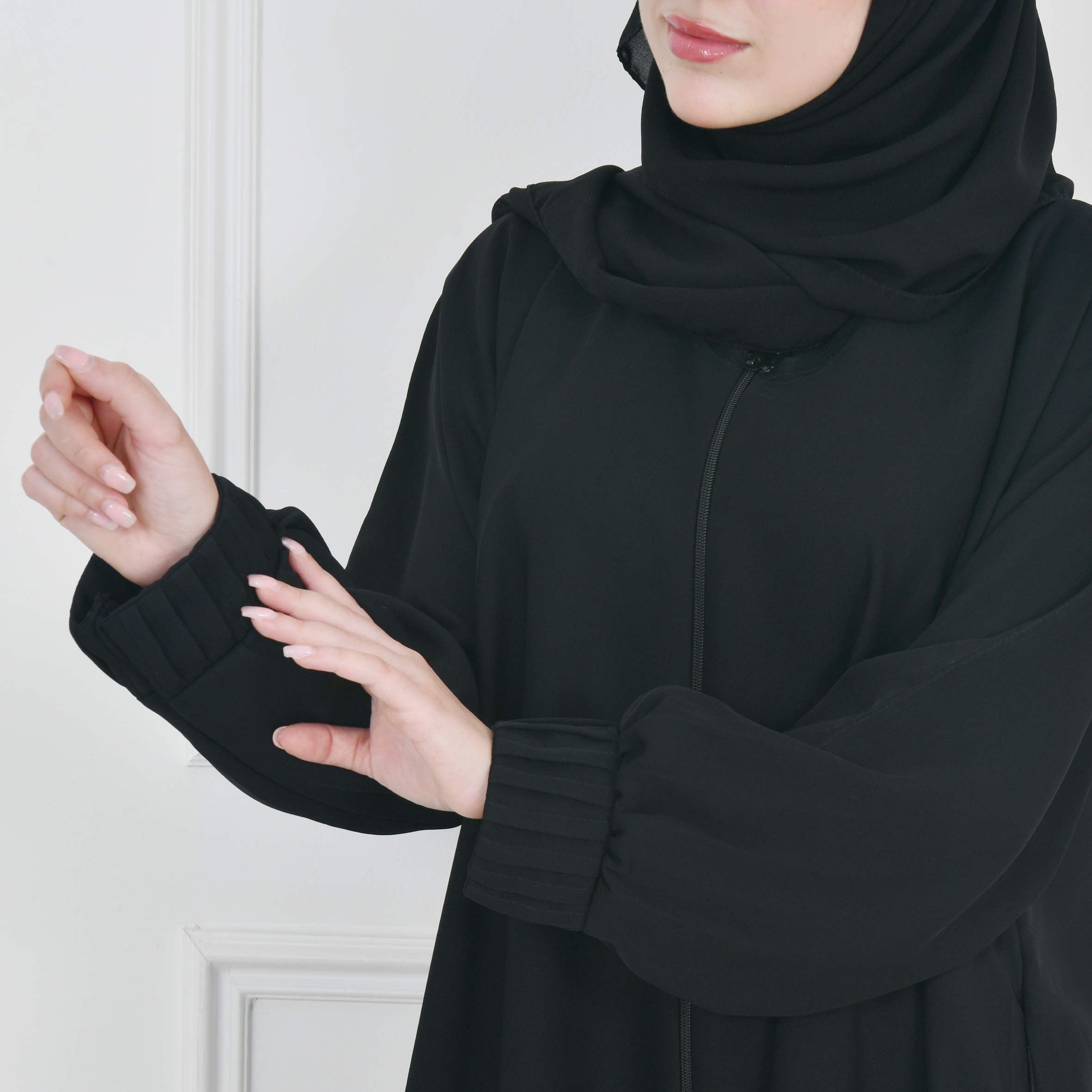  عباية سوداء مغلقة بسحاب واكمام ضيقة بكسرات مع جيوب مخفية تغلق بسحاب  