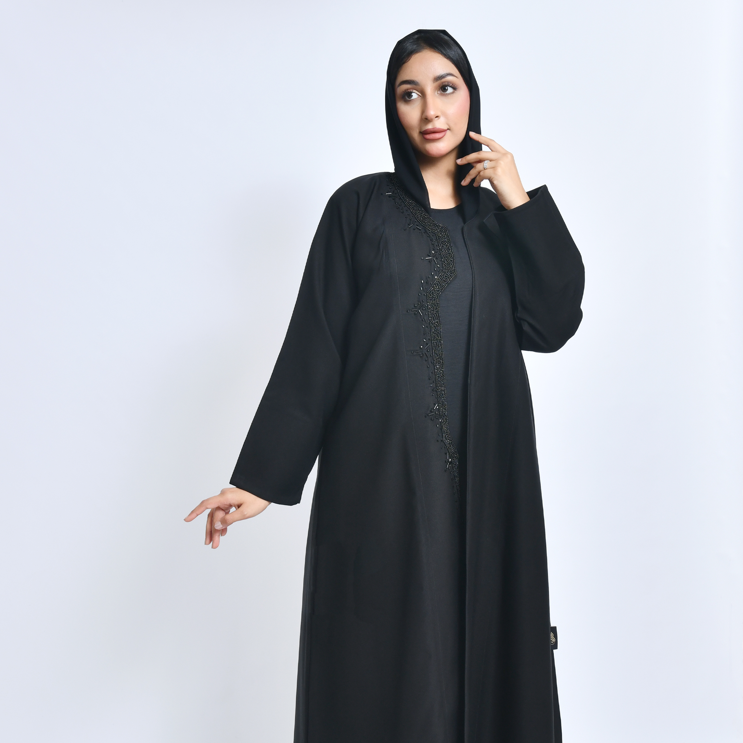  عباية لف سوداء بشك على جانب العباية 