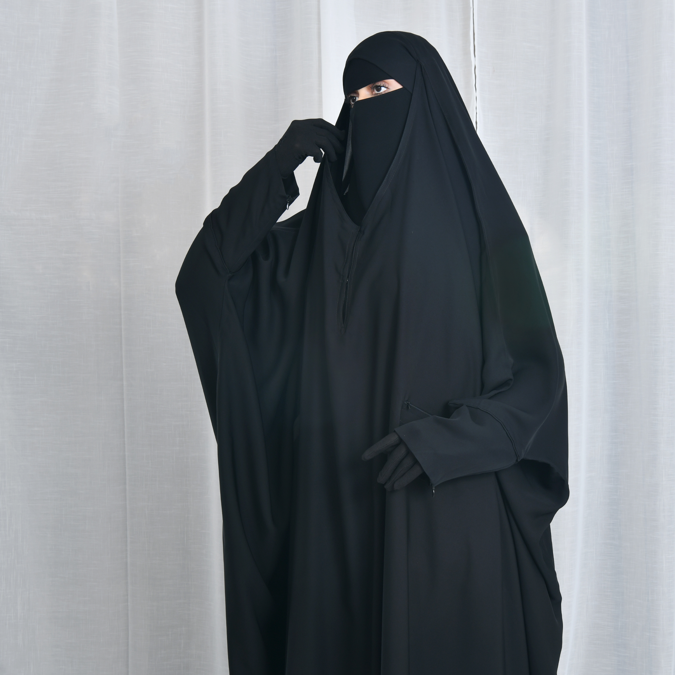  عباية راس مغلقة بقصة بشت بأكمام ضيقة وجيوب مغلقة بسحاب 