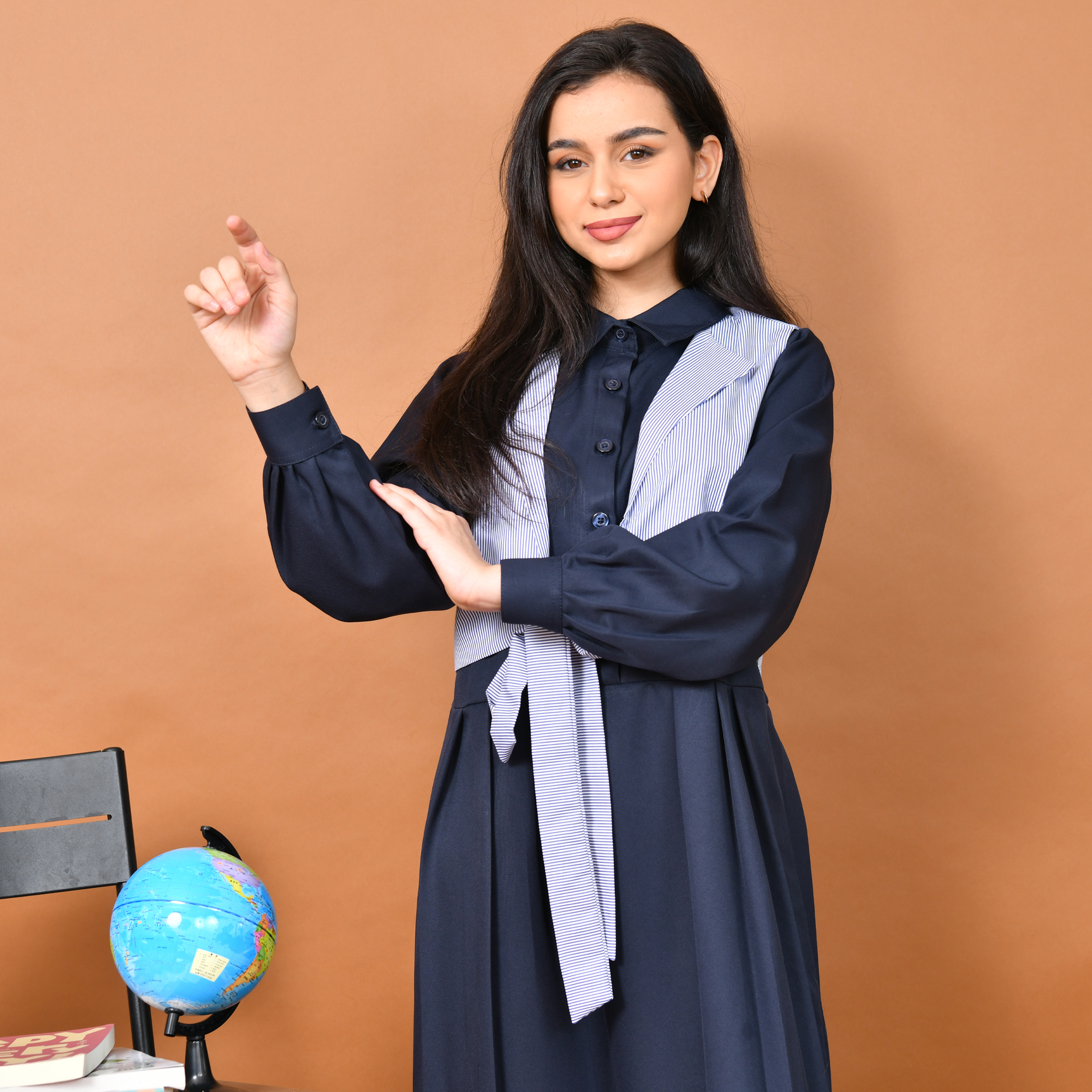  مريول أنيق بأكمام طويلة وياقة رسمية مرفق مع فيست مخطط بربطة لإطلالة عصرية ومميّزة- ثانوي(كحلي) 