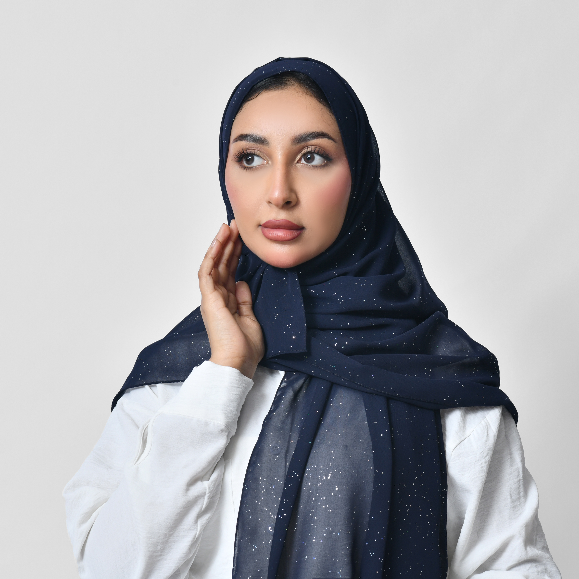  طرحة شيفون باللون الكحلي بطبعات فضية لامعه 