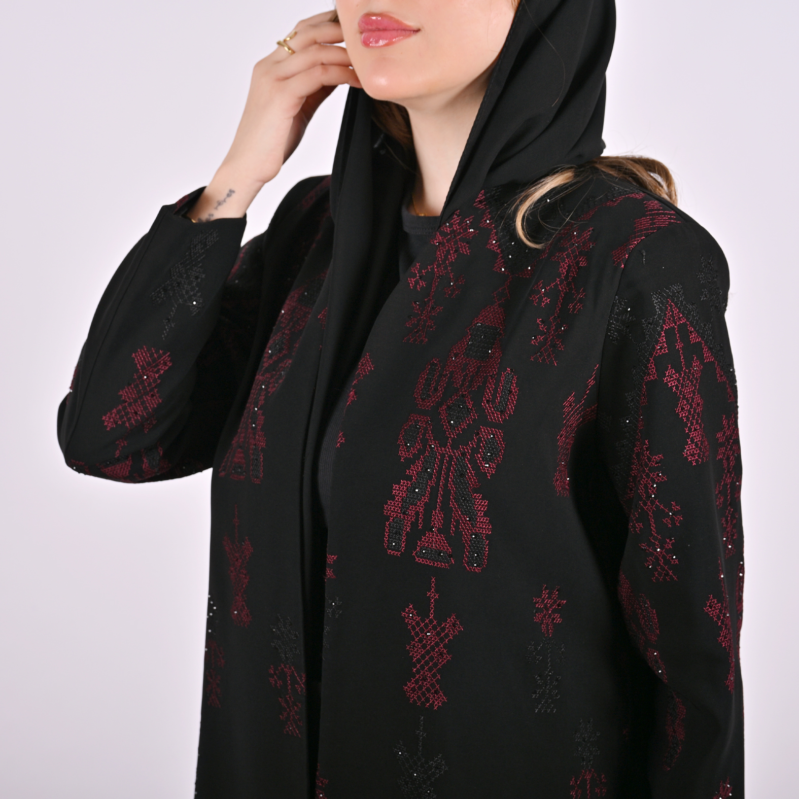  عباية لف باللون الأسود العميق بتصميم راقٍ بنقشة بارزة باللون العنابي 
