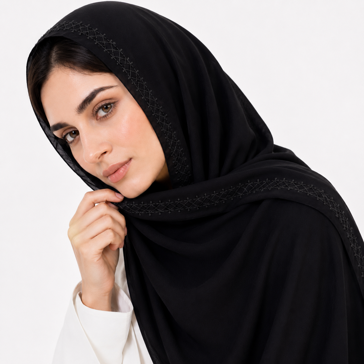  طرحة باللون الاسود مزينة بتطريز انيق 