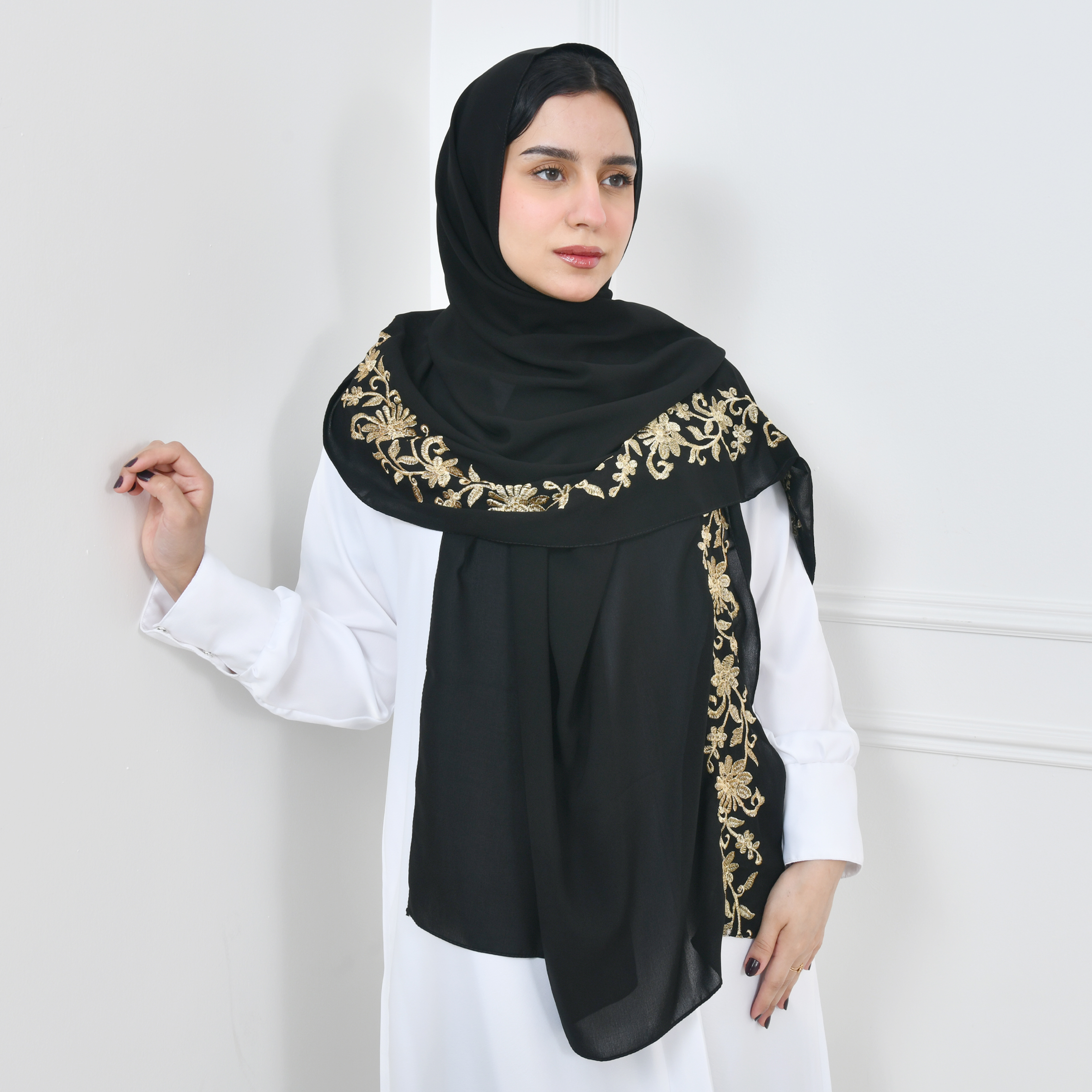  طرحه لينن اسود مع  تطريز زهري بالخيوط الذهبية 