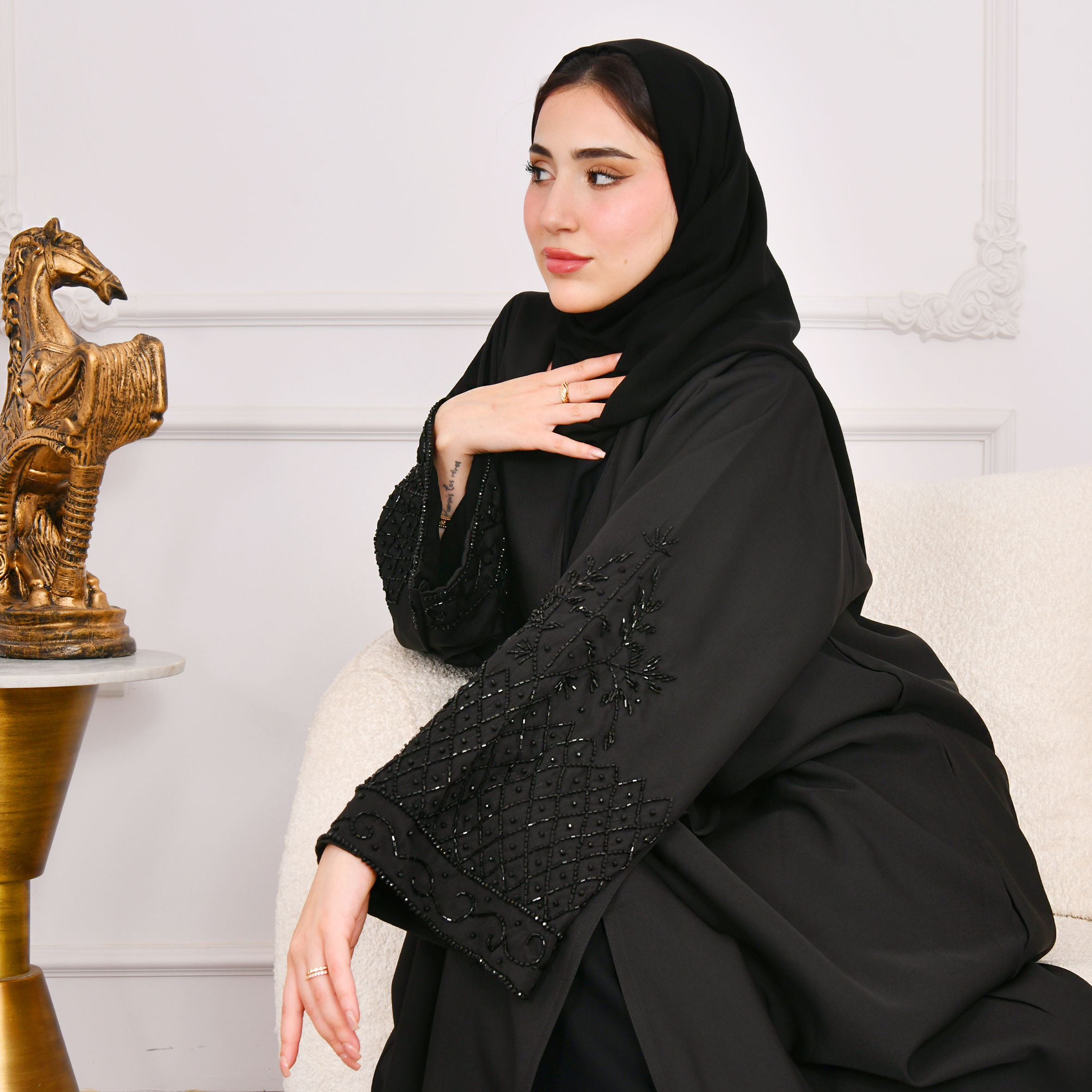  عباية لف سوداء ربع كلوش بكم واسع مزين بشك 
