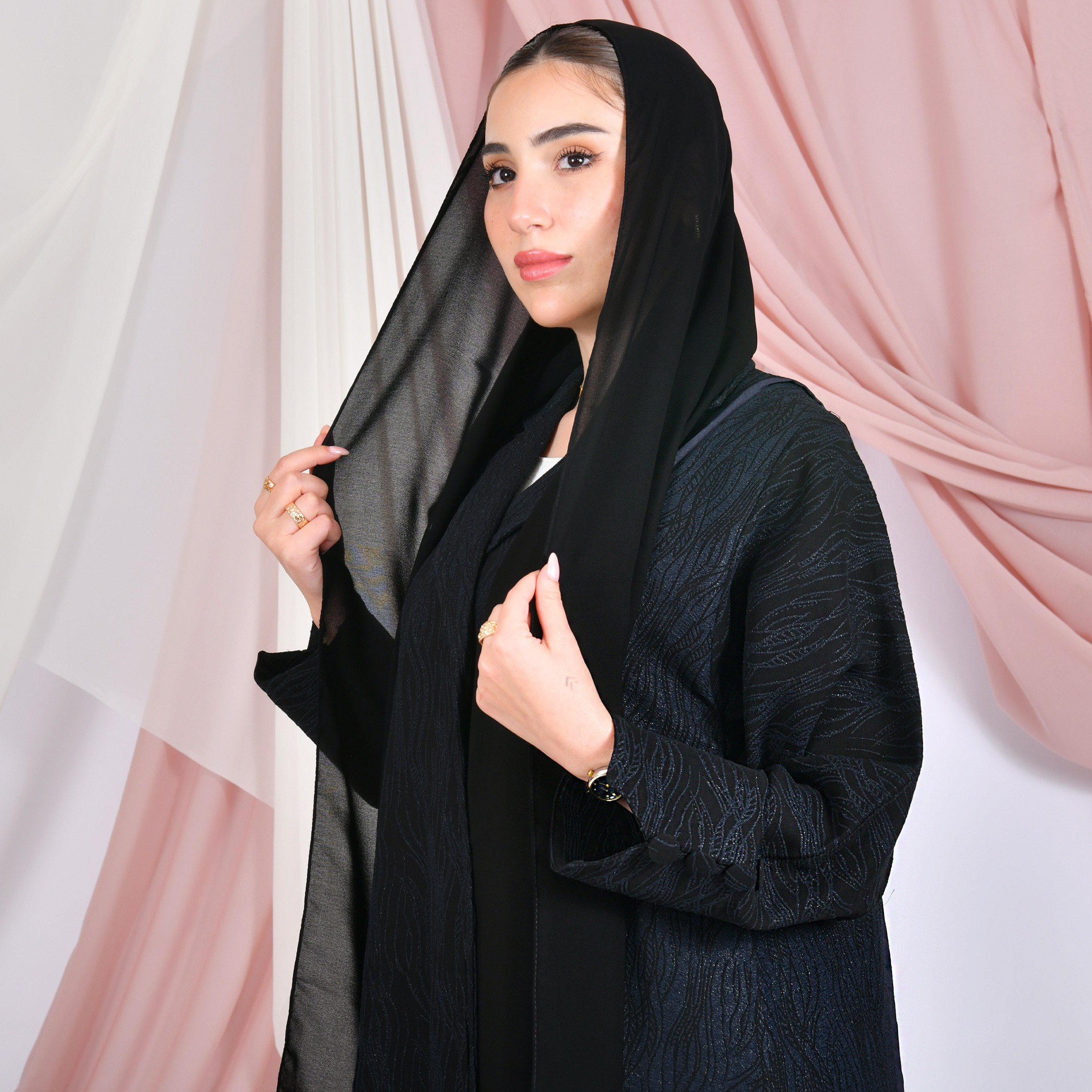  عباية بقصة رسمية بقماش الجاكار المنقش بنقوش كحلية مزينة بأزرار 