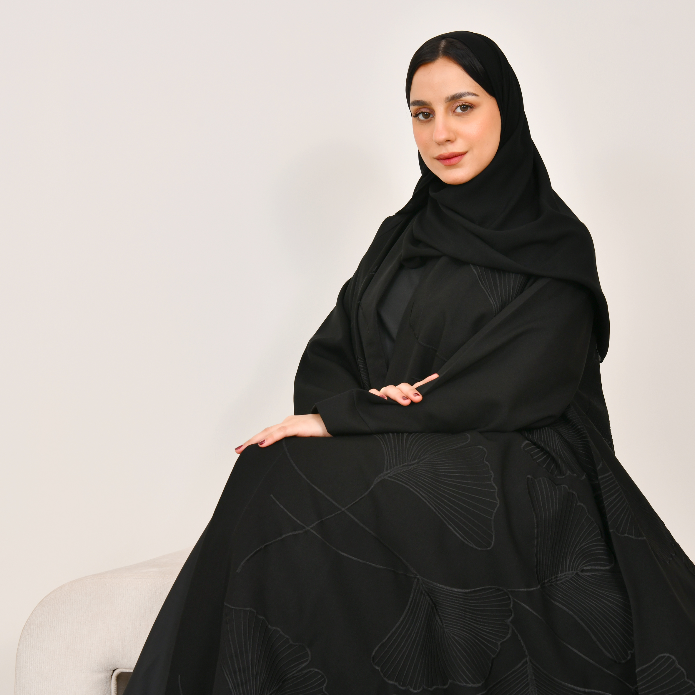  عباية لف كلوش بتطريز اسود انيق على كامل العباية 