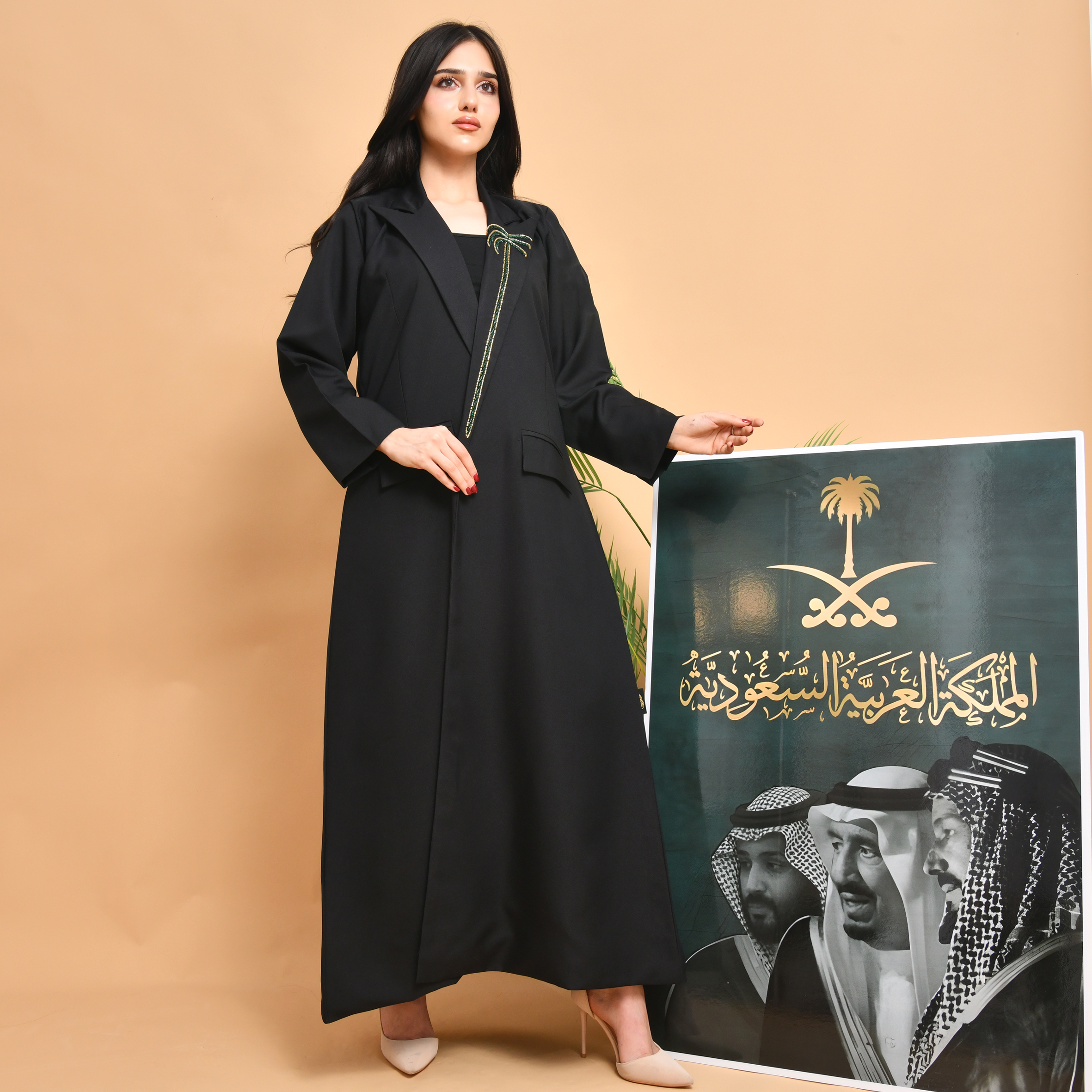  بليزر راقي باللون الأسود مع كتافيات و بطانة داخلية مزينة بشك يدوي على الياقة وجيوب بارزة  