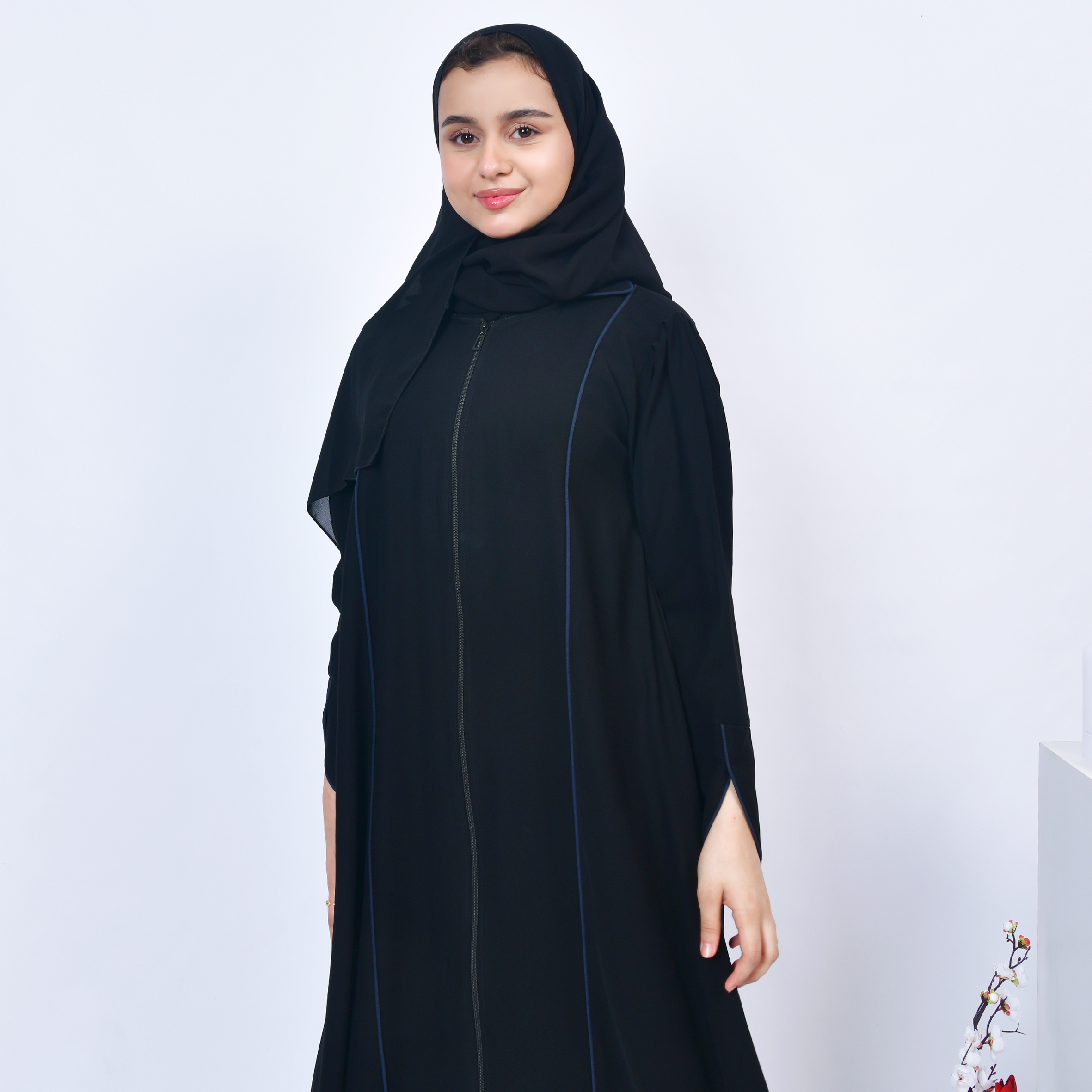  عباية بناتية عملية مغلقة بسحاب مع تحديد قيطان باللون الكحلي  