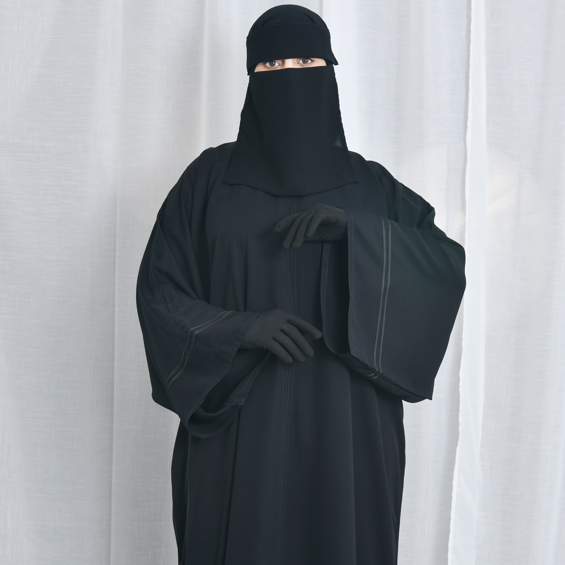  عباية كتف سوداء مغلقة بطقطق وكم واسع مزين بقيطان 
