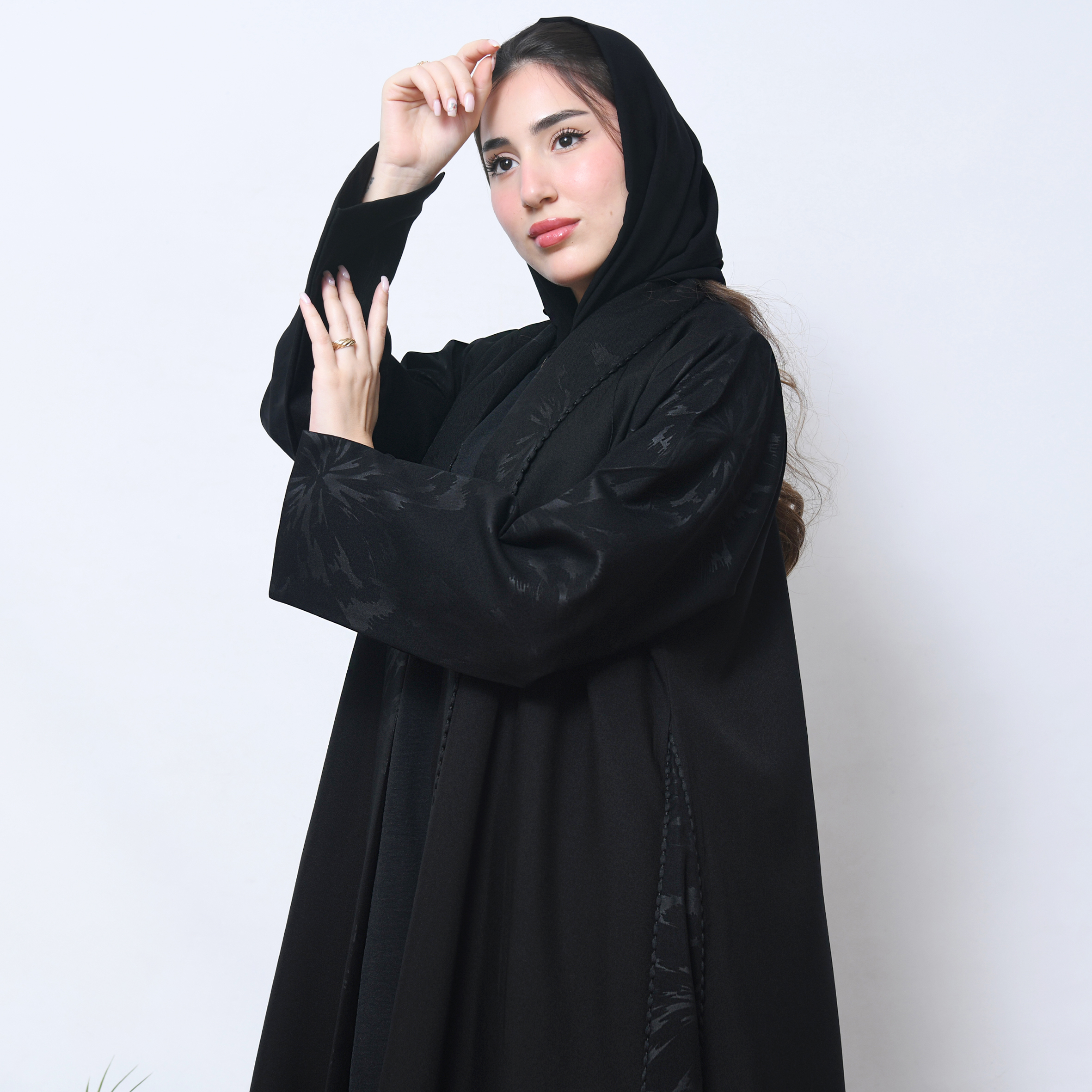  عباية لف كلوش راقي مع تداخل قماش الكريب بطبعات على الاكمام وجانبي العباية  