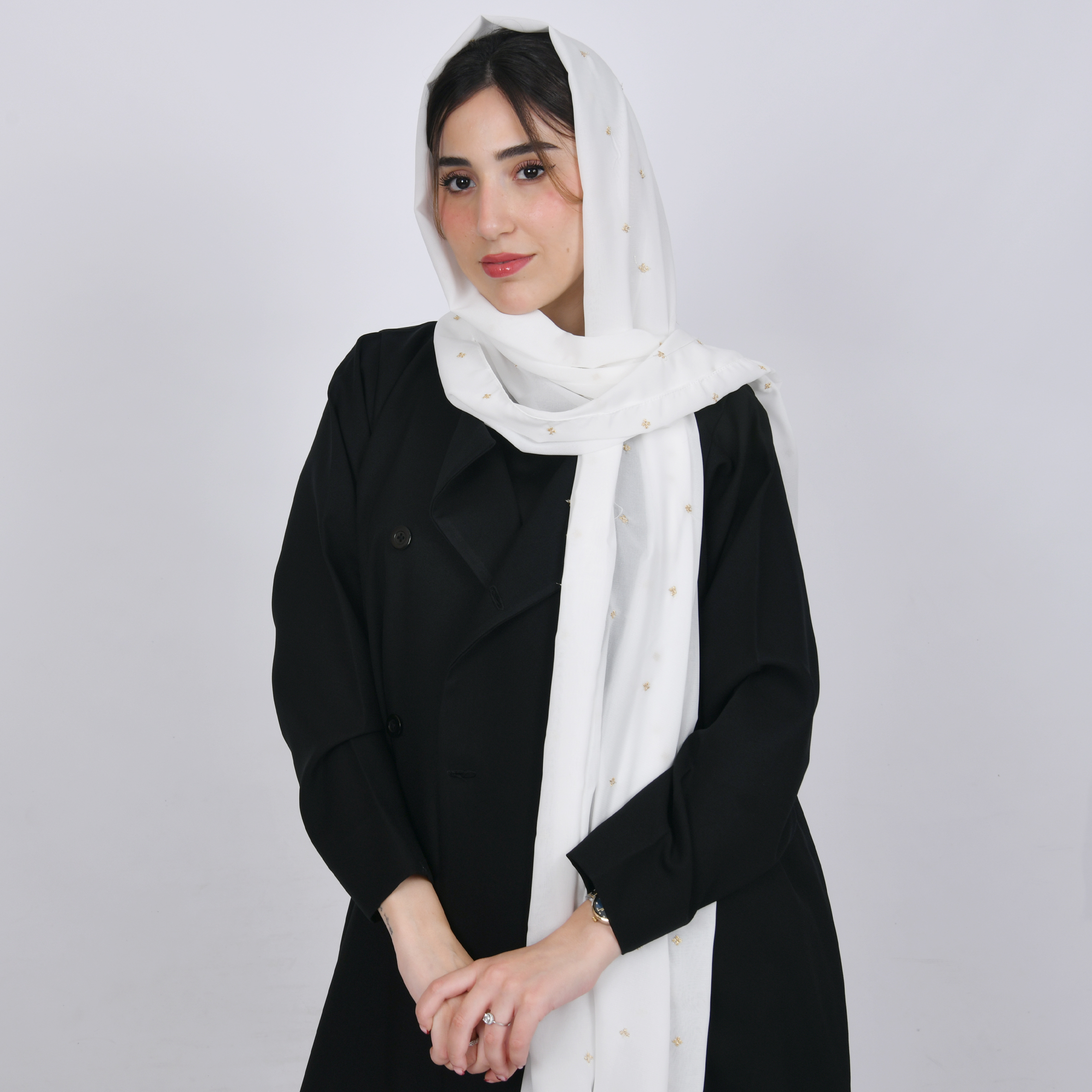  طرحه حرير باللون الابيض بزهور ذهبيه صغيره متفرقه 