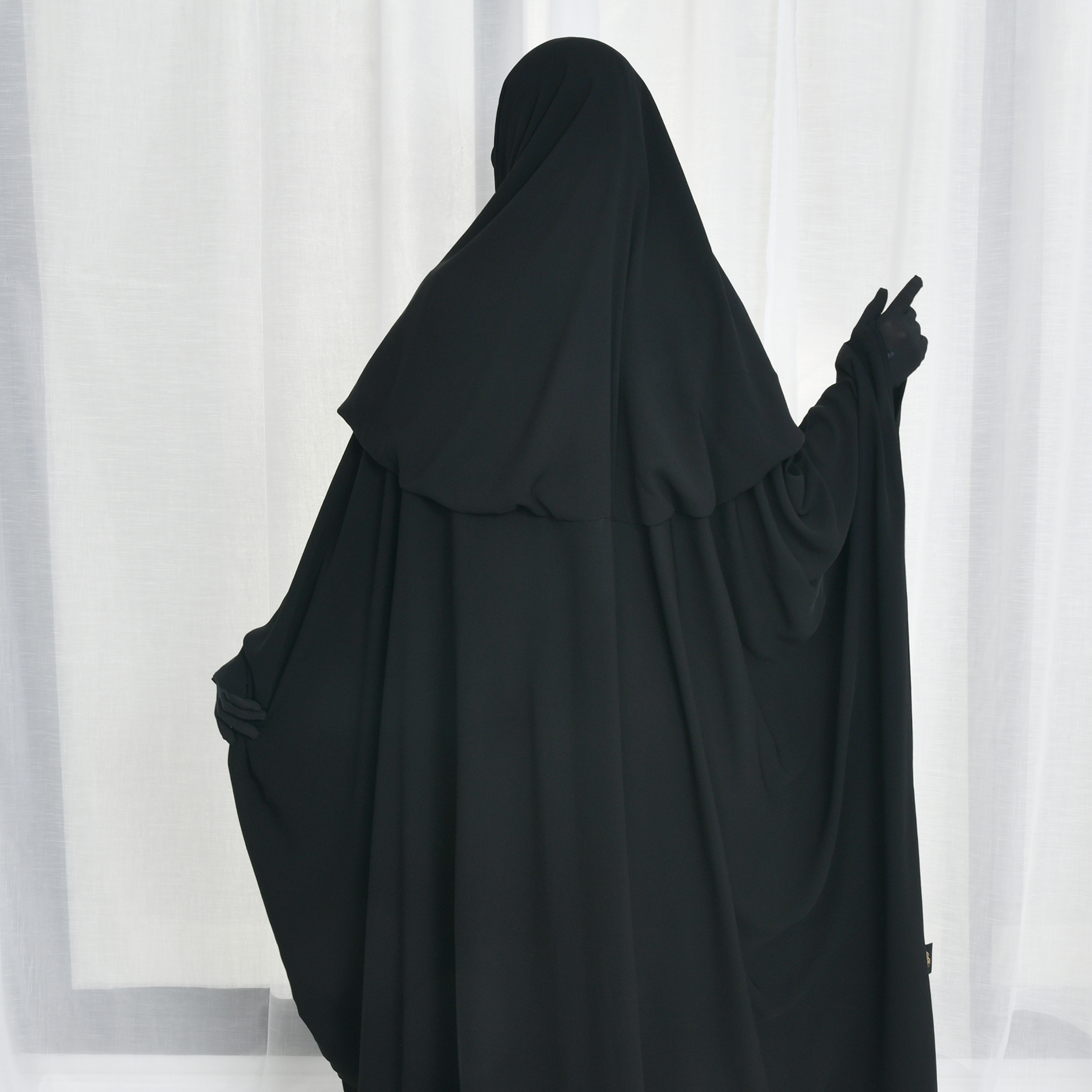  عباية راس موديل سديري طقطق بقصة فراشة واكمام بفتحة اصبع 