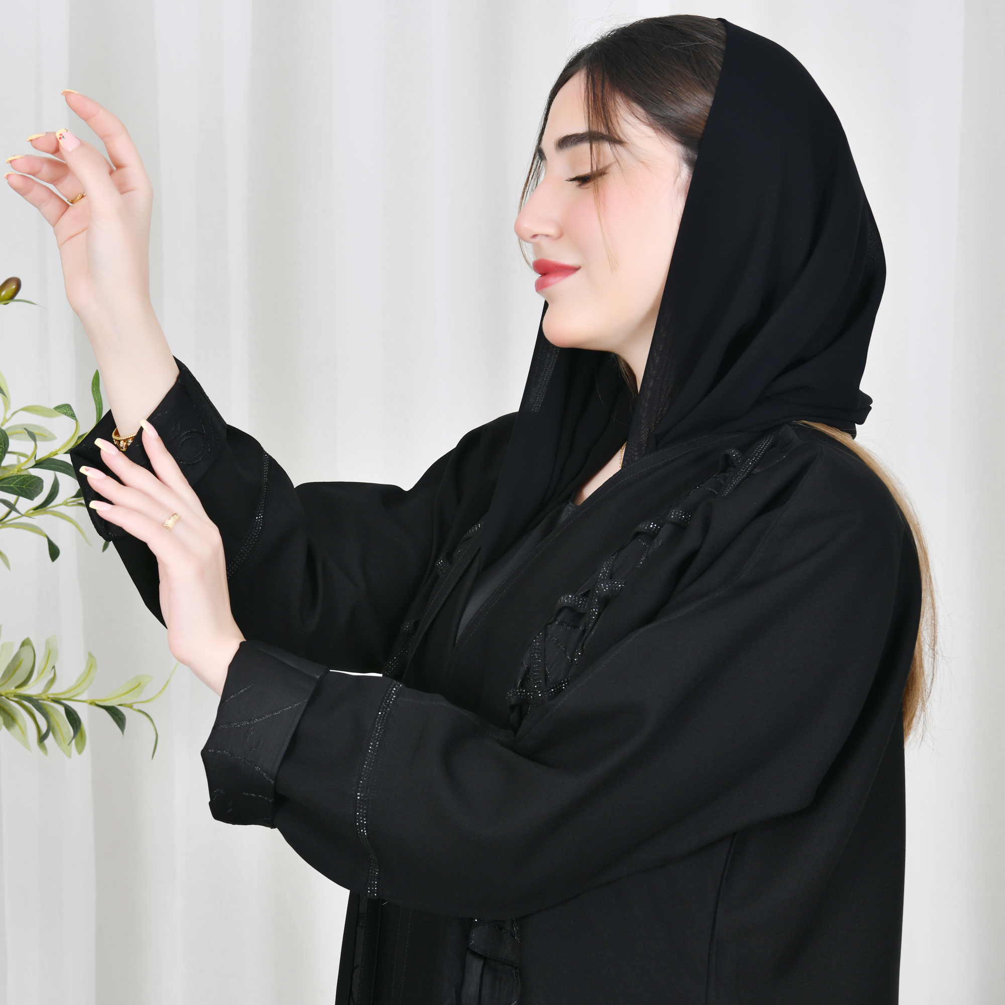  عباية لف سوداء بدمج قماشين مزينة بقيطان من الفصوص وكسرات عى جانبي العباية  
