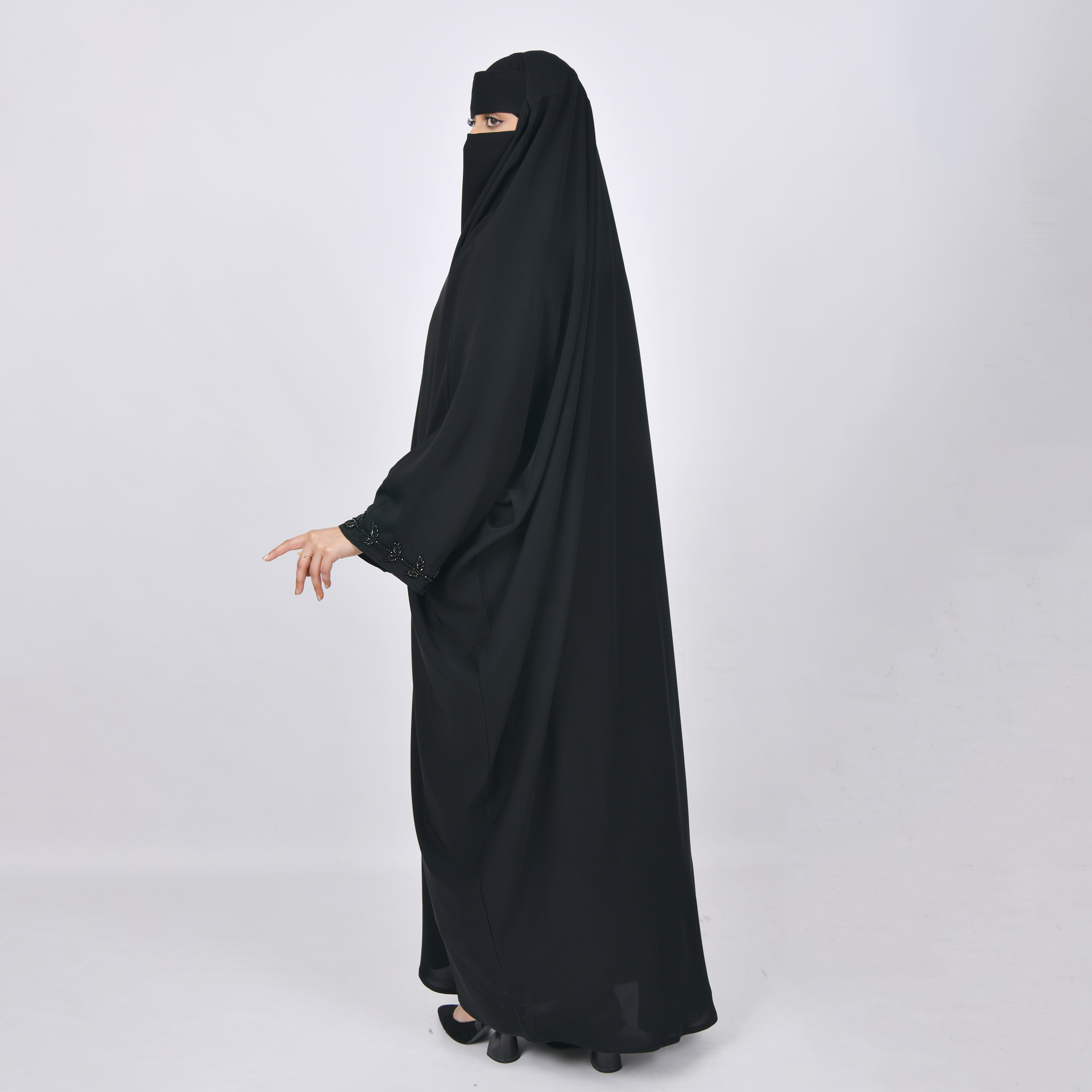 عباية رأس لف بأكمام واسعة مزينة بشك يدوي ناعم 