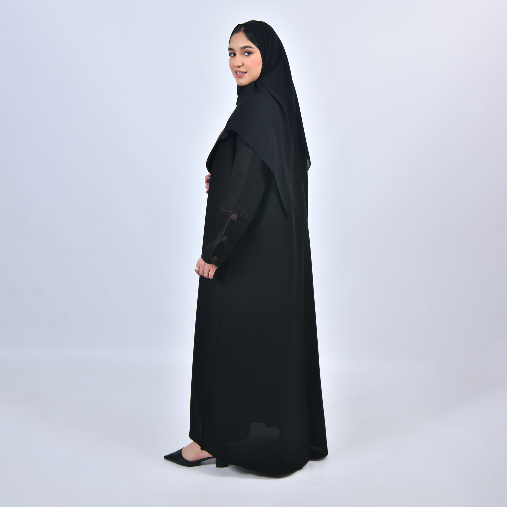  عباية لف بقصة بليزر بياقة مميزة باللون البني مزينة بأزرار على طرف العباية والاكمام 