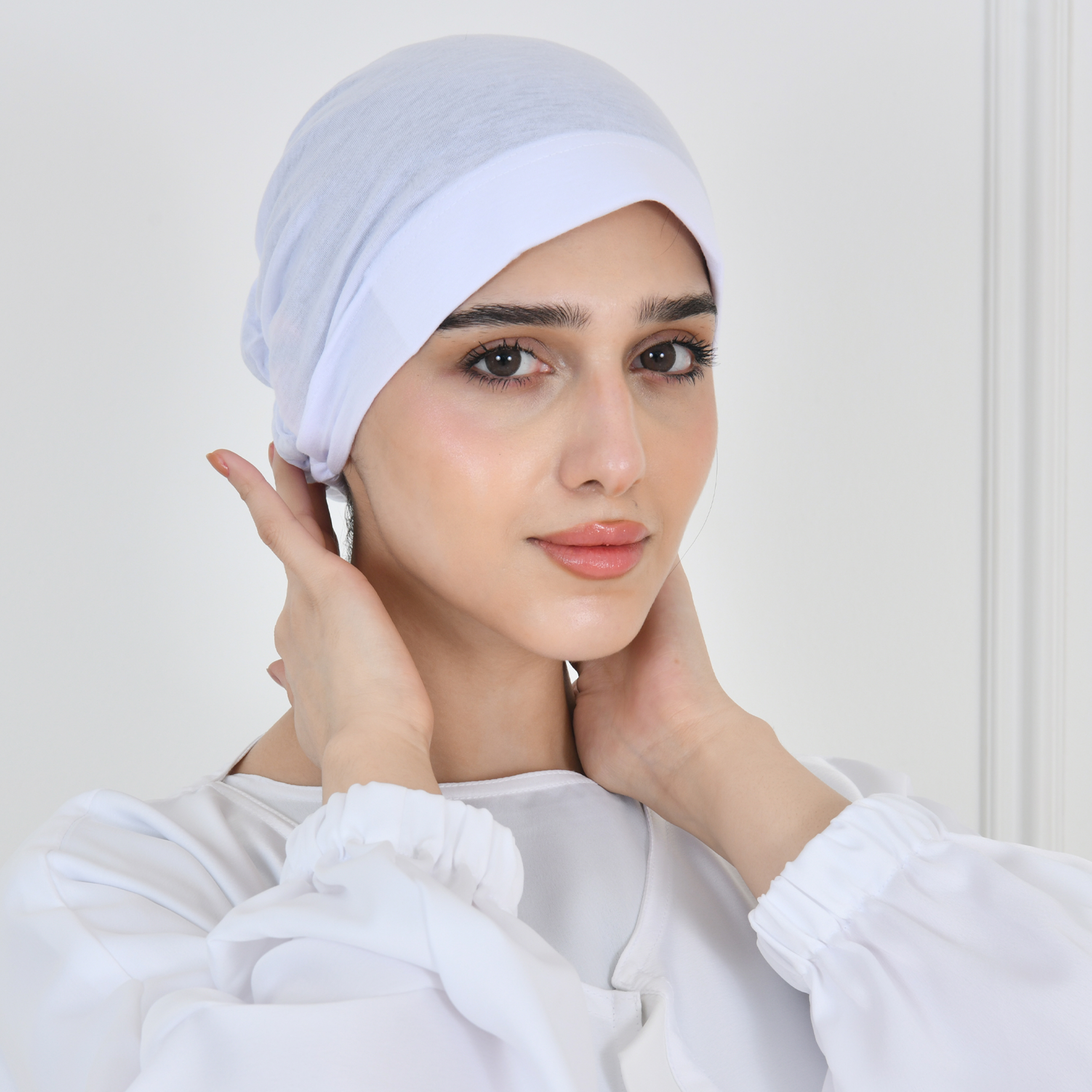  قبعة بيضاء مع مطاط خلفي  