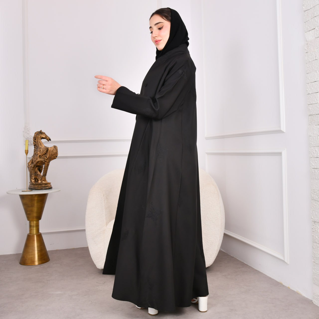  عباية  بتصميم أنيق بتطريز عشوائي على كامل العباية باللون الأسود الزاهي مزينة بأزرار 