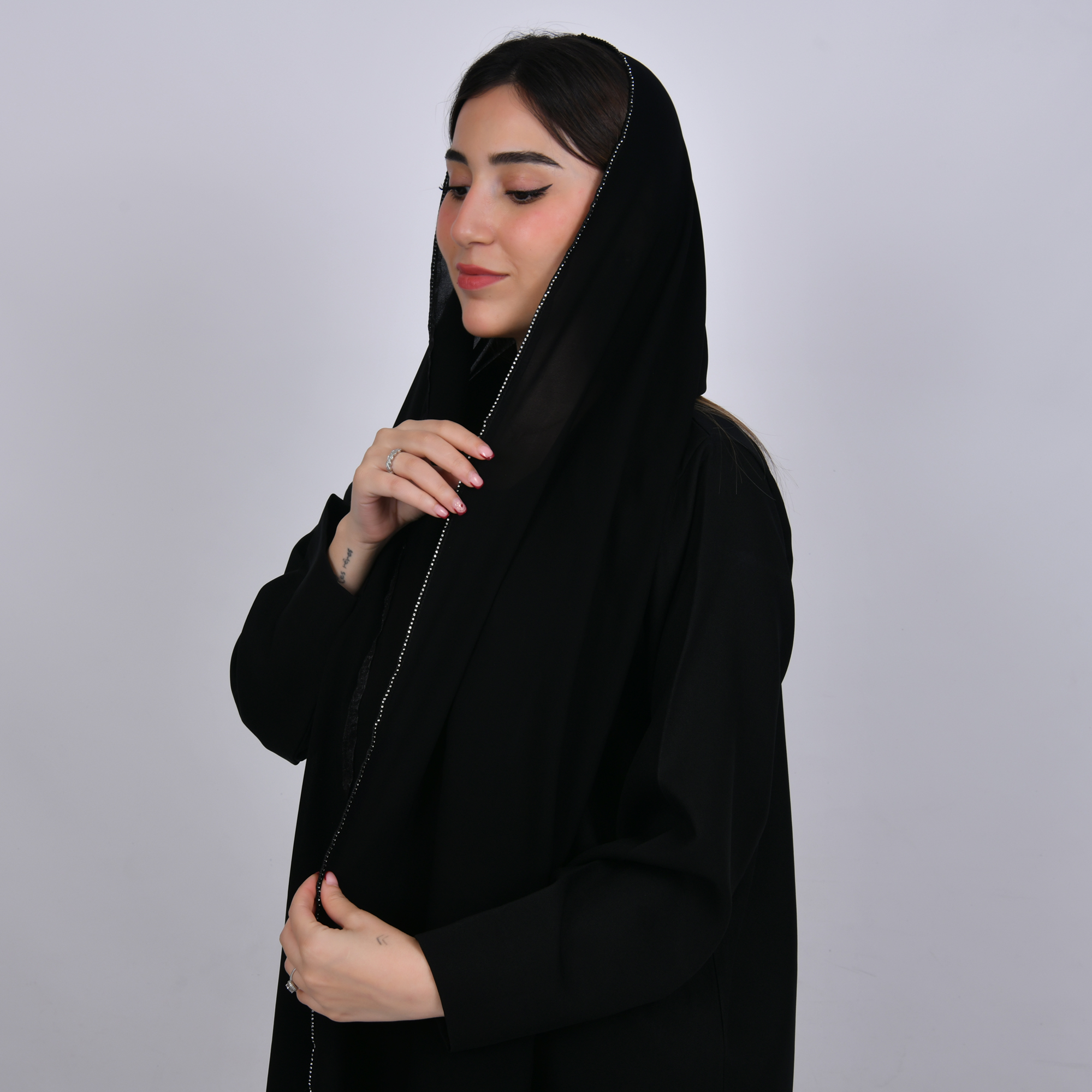  طرحه حرير سوداء مزينه بخط كرستال  ناعم على حواف الطرحه 