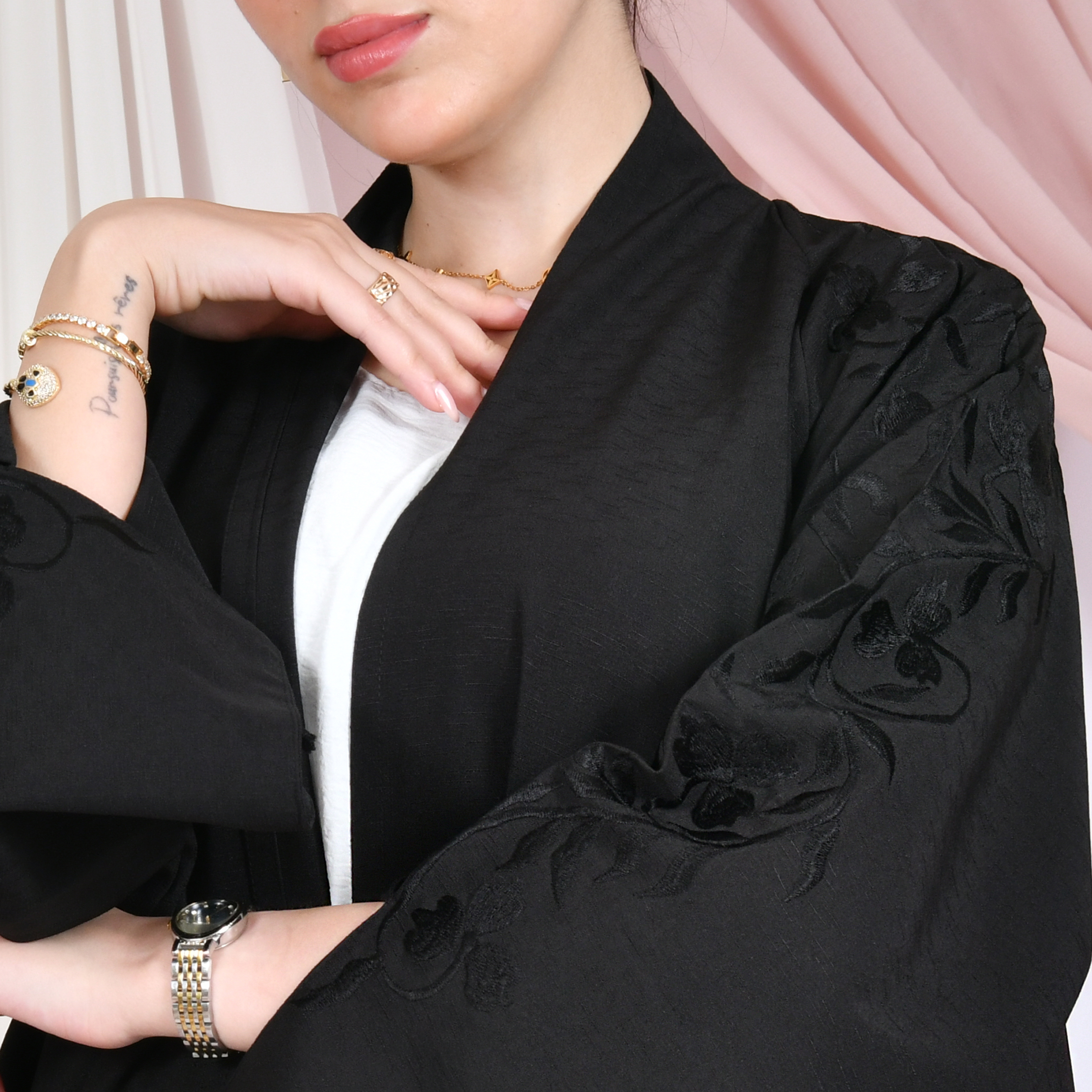  عباية لف ربع كلوش سوداء بقماش صيفي وكم واسع وتطريز على الاكمام 