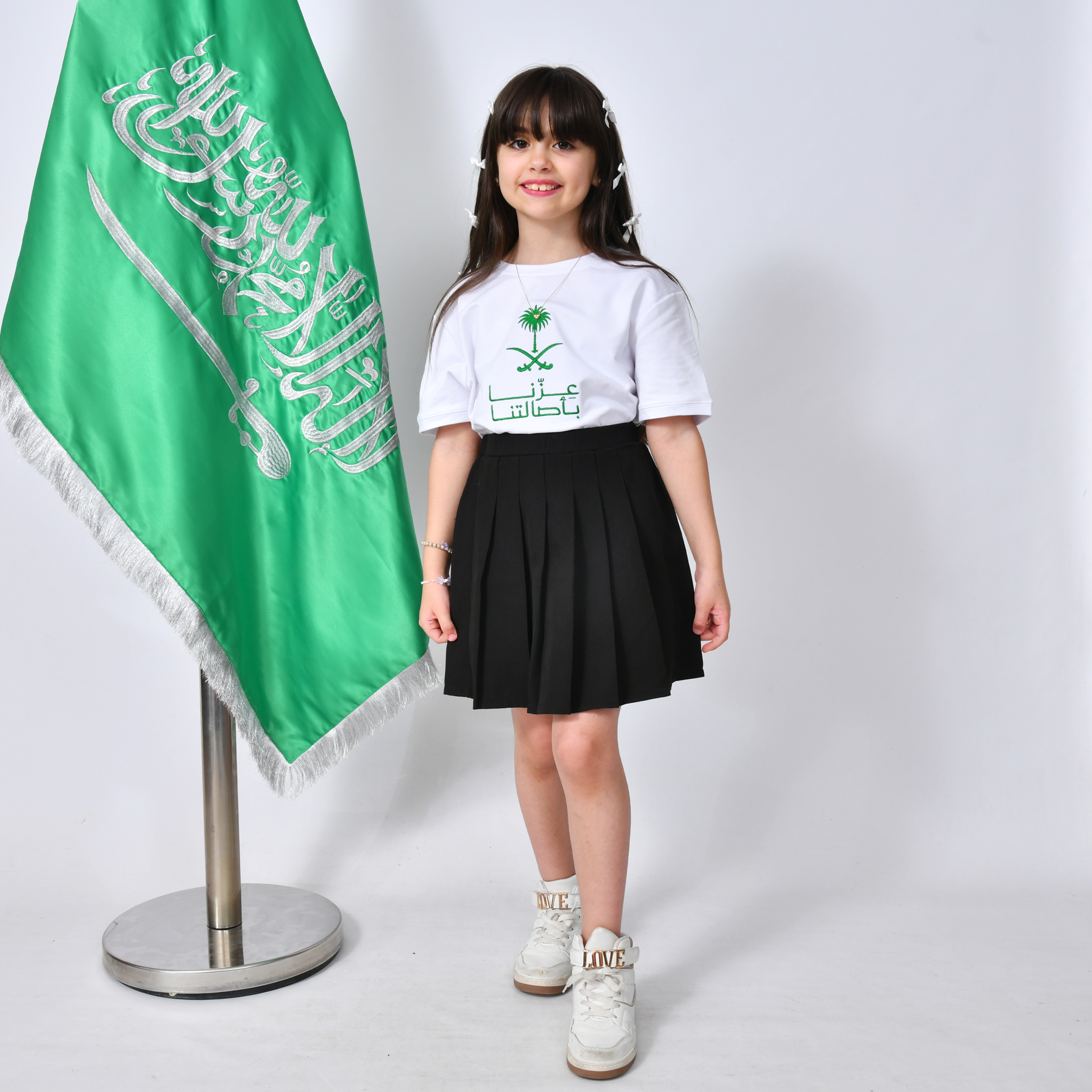  تيشيرت ابيض بشعار عزنا بأصالتنا ( للأولاد والبنات) 