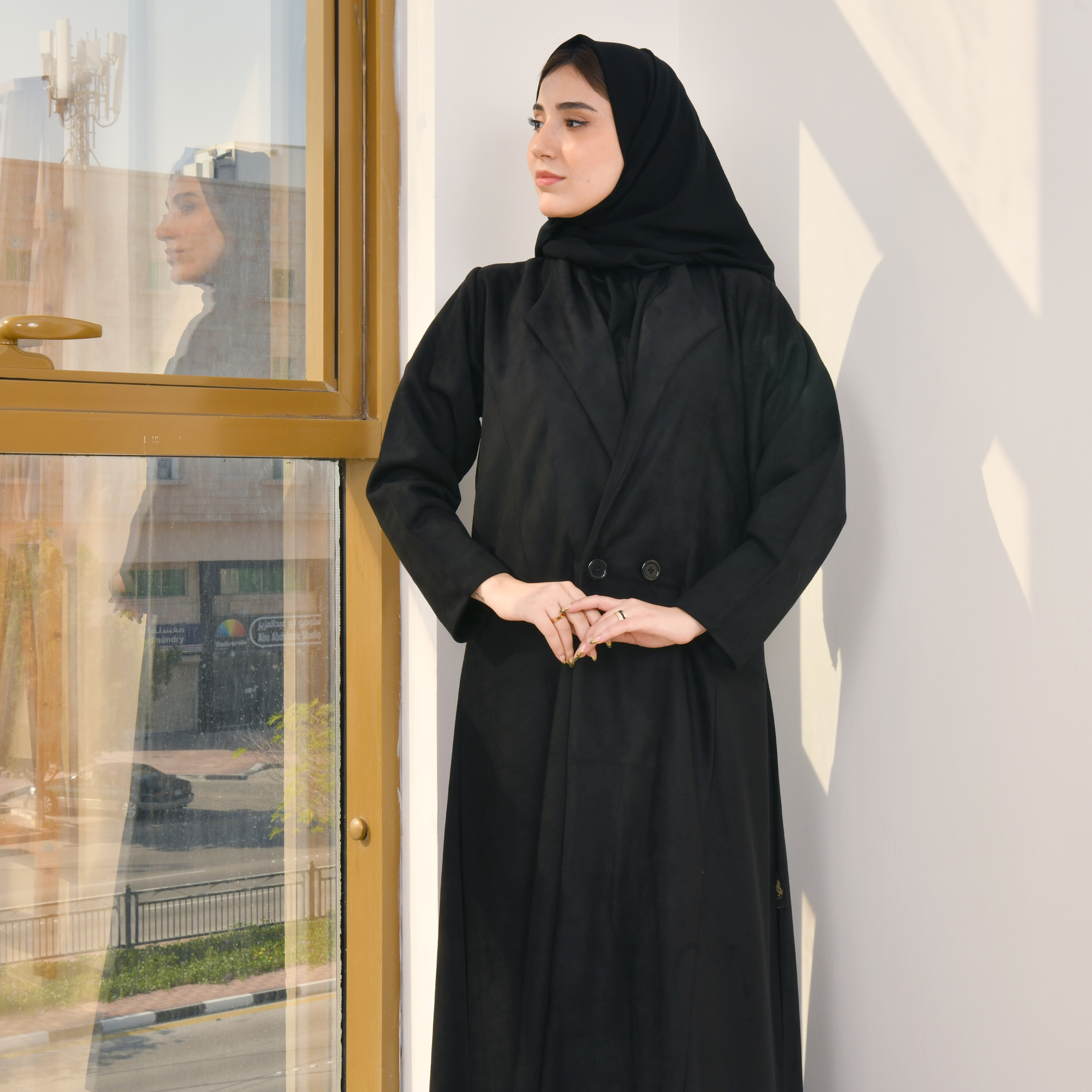  عباية شتوية سوداء موديل بليزر مغلقة بأزرار من قماش الشاموا بقصه ربع كلوش  