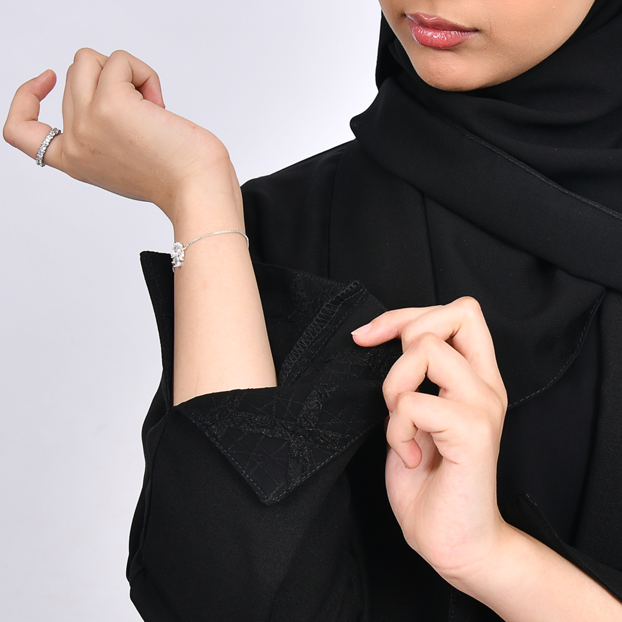  عباية بناتيه بقصة ربع كلوش من قماش الكريب وتداخل الجاكار على جانبي العباية بشكل سهمي والاكمام 