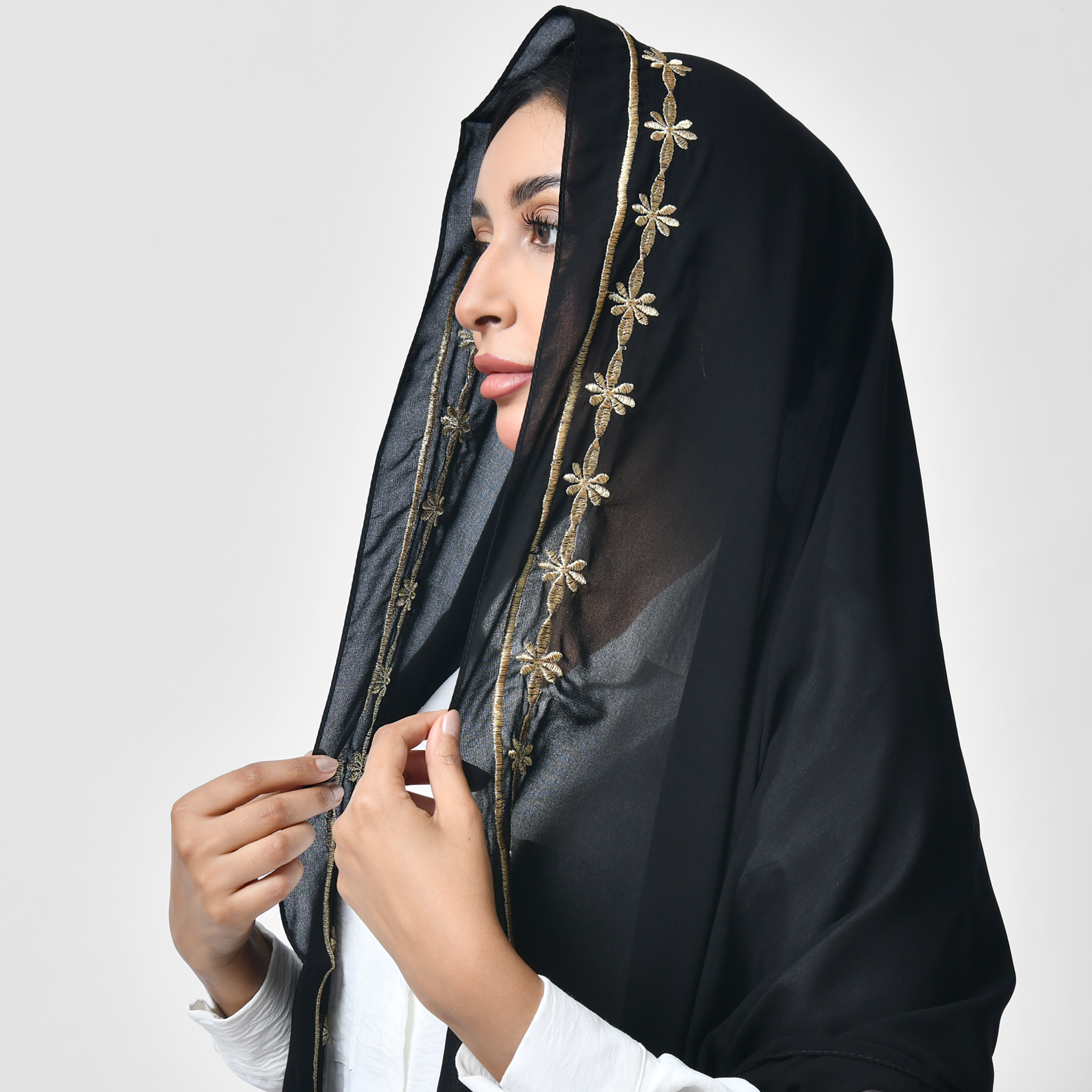  طرحة سوداء بتطريز ذهبي زاهي 