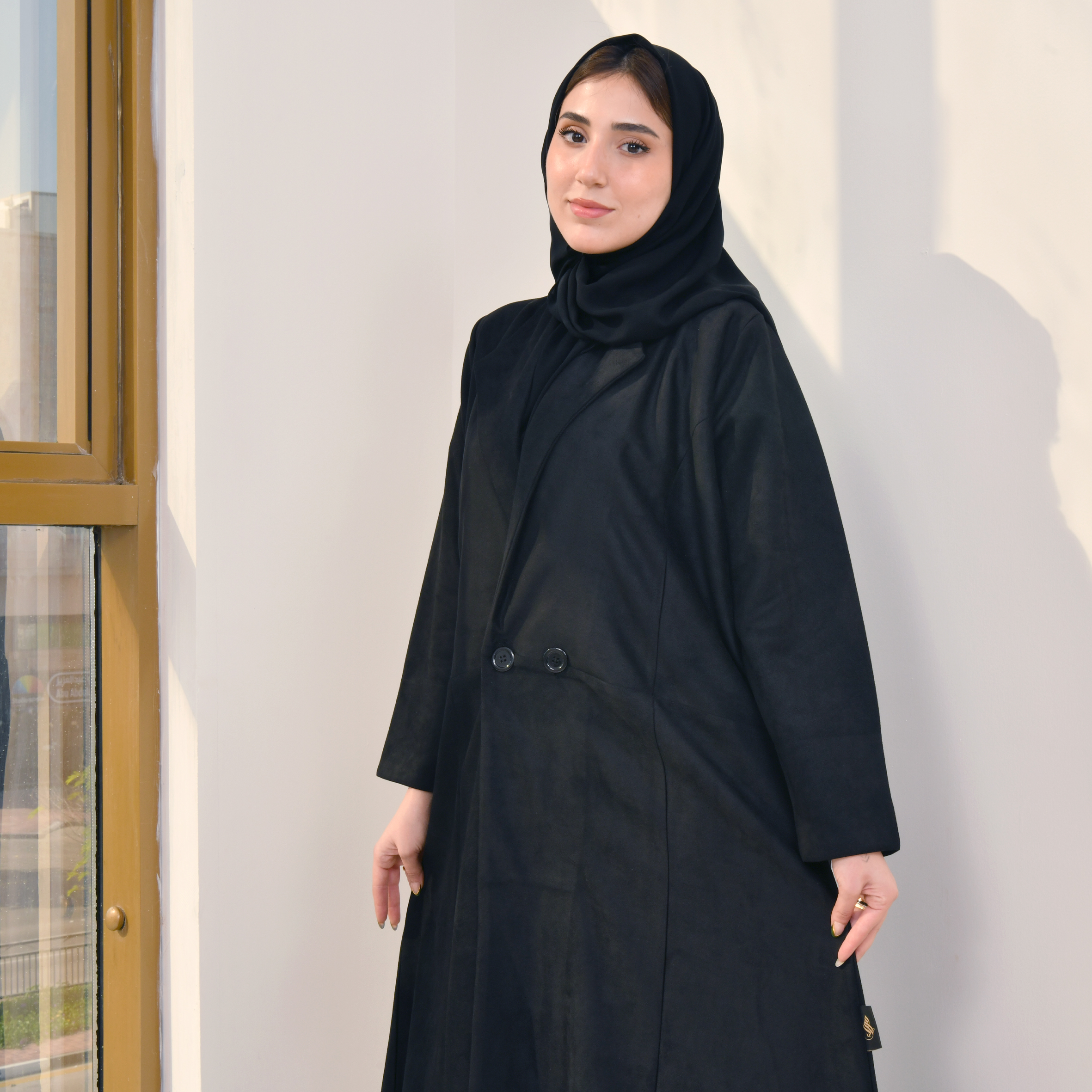  عباية شتوية سوداء موديل بليزر مغلقة بأزرار من قماش الشاموا بقصه ربع كلوش  