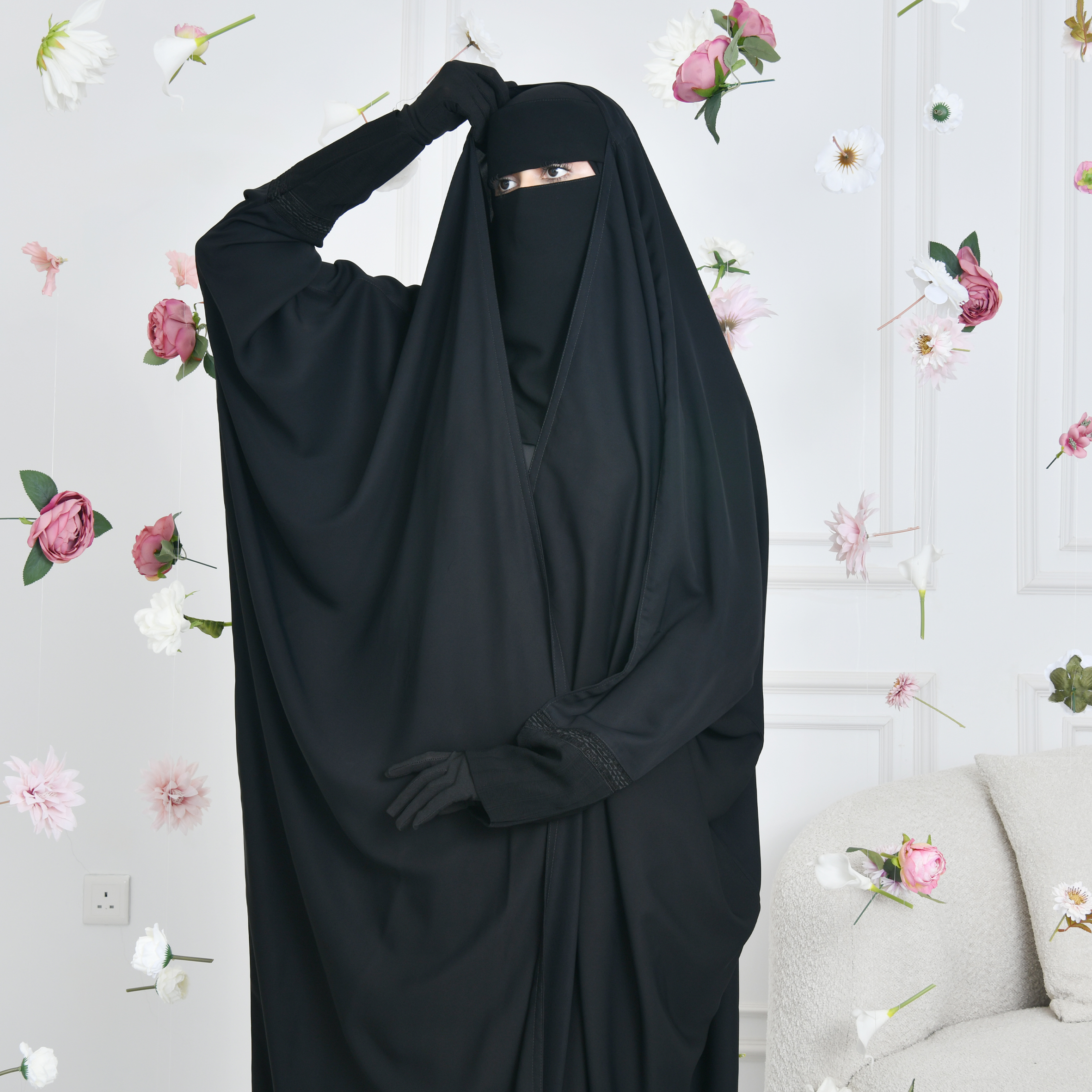  عباية راس بقصة واسعه لف بأكمام ضيقة مزينة بكلفة 
