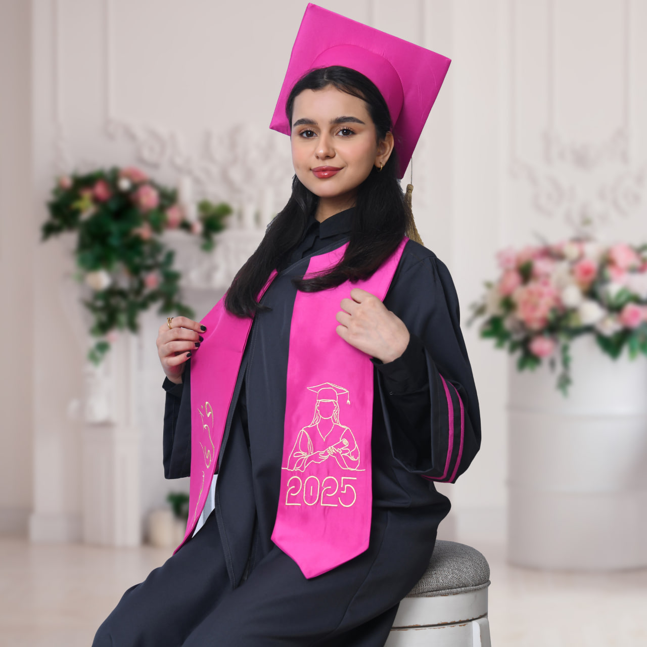  زي التخرج باللون الرمادي مع تداخل اللون الفوشي على الاكمام مع وشاح وكاب سادة  