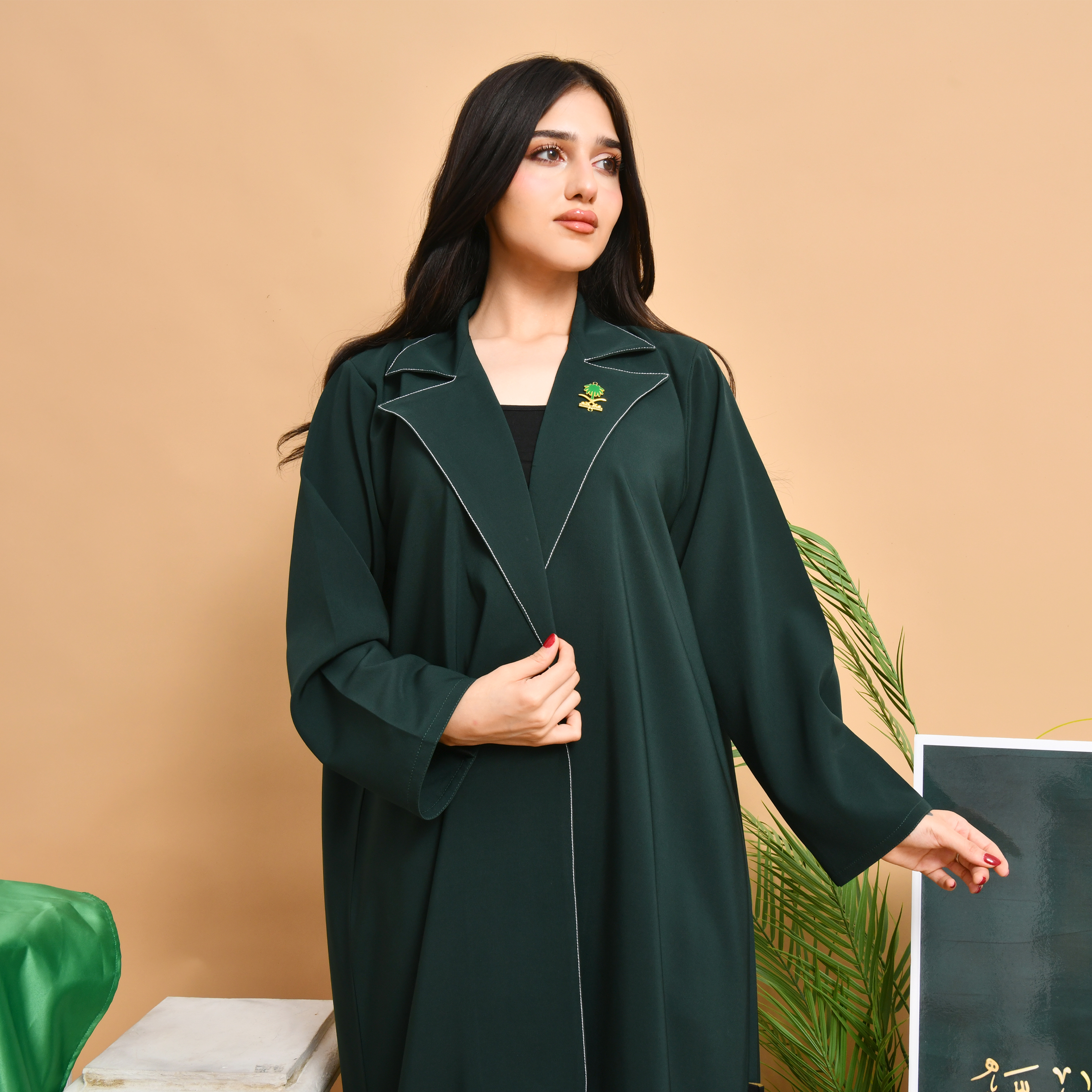  عباية بتصميم بليزر ربع كلوش بتطريز ابيض على الياقة  
