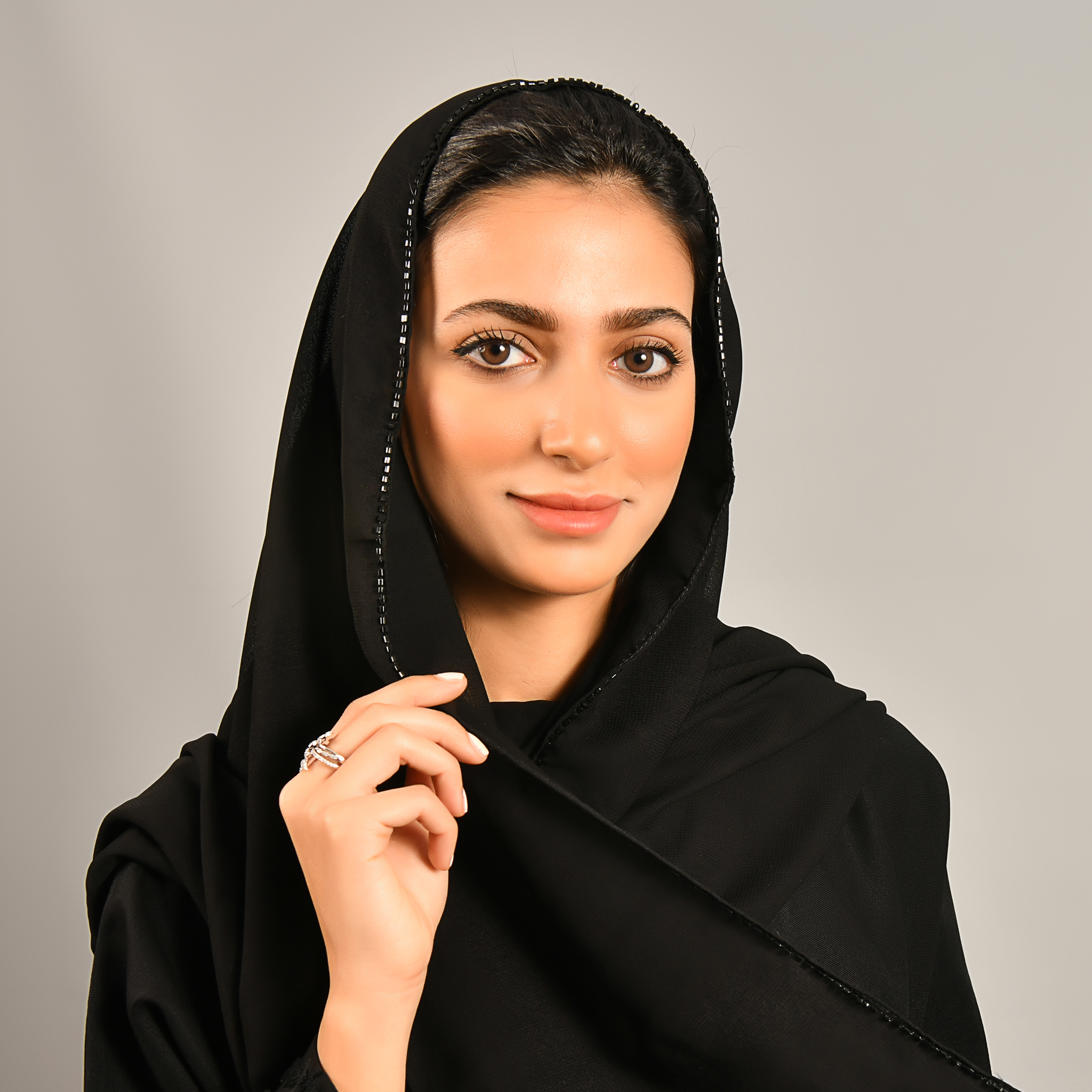  طرحه سوداء بشك أسود  على الحواف 