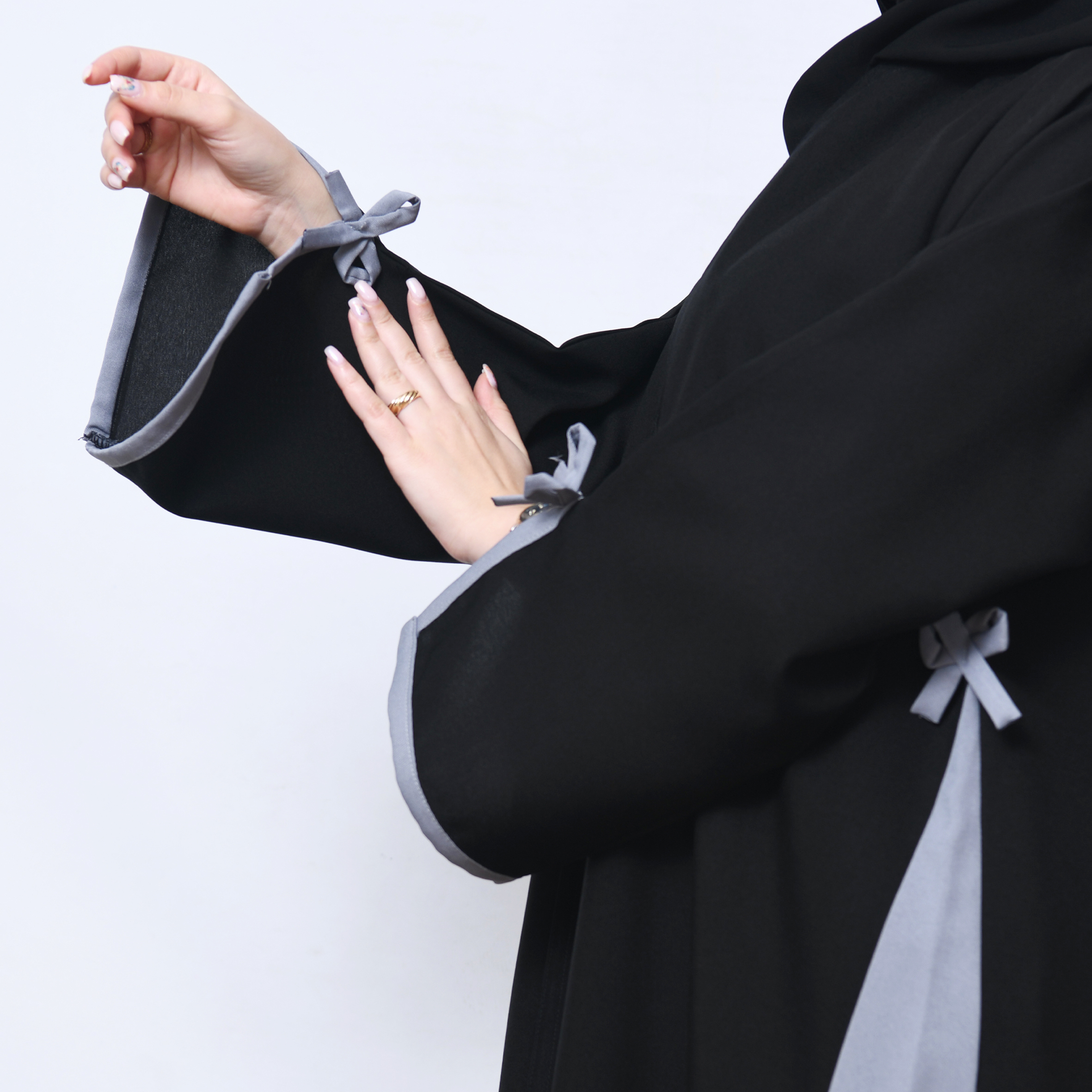  عباية لف كلوش بسيط وراقي بتداخل اللون الرمادي على الاكمام وبشكل سهمي اسفل العباية مع اضافة ربطة الفيونكة  