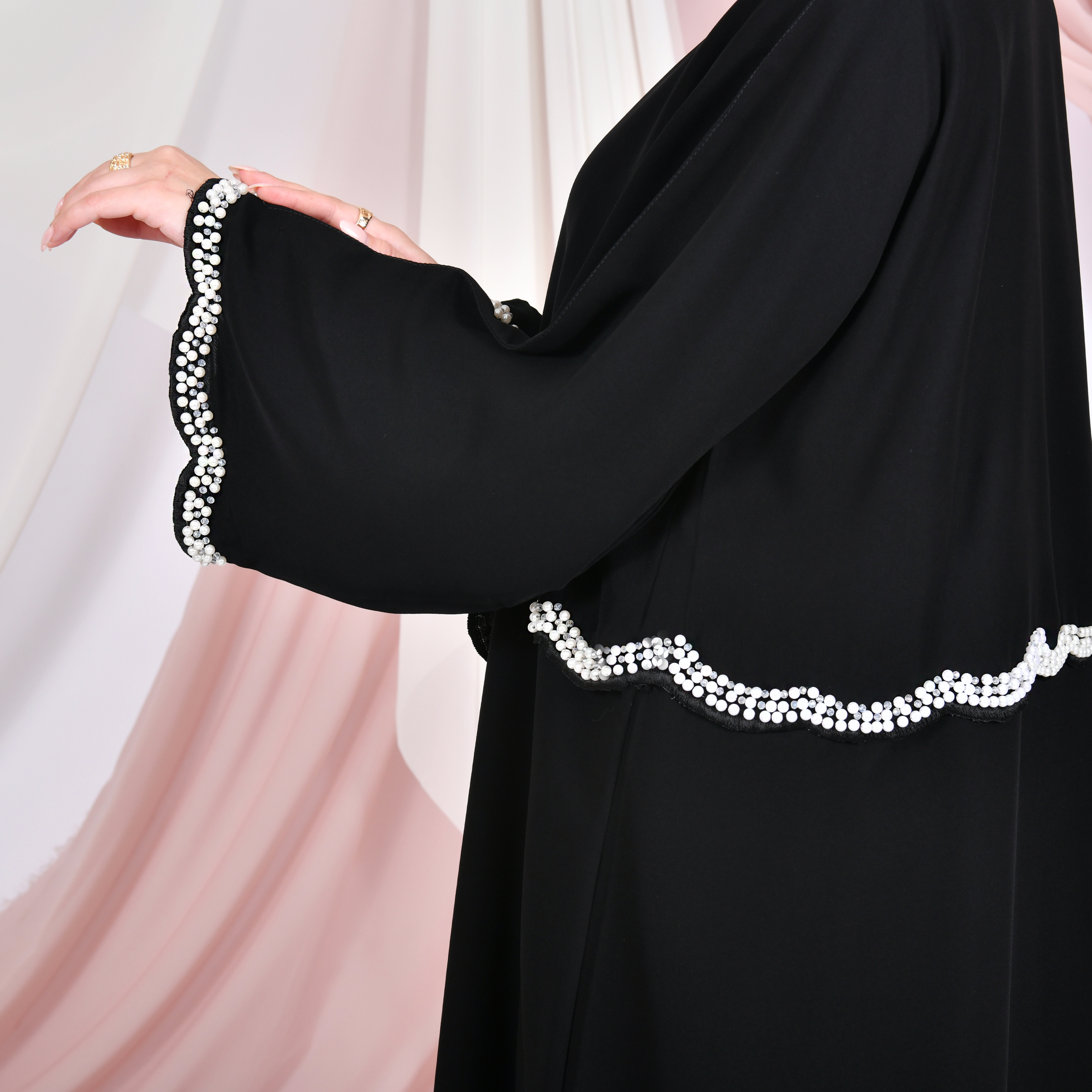  عباية لف سوداء ربع كلوش بأكمام واسعه مزينة باللؤلؤ الابيض 