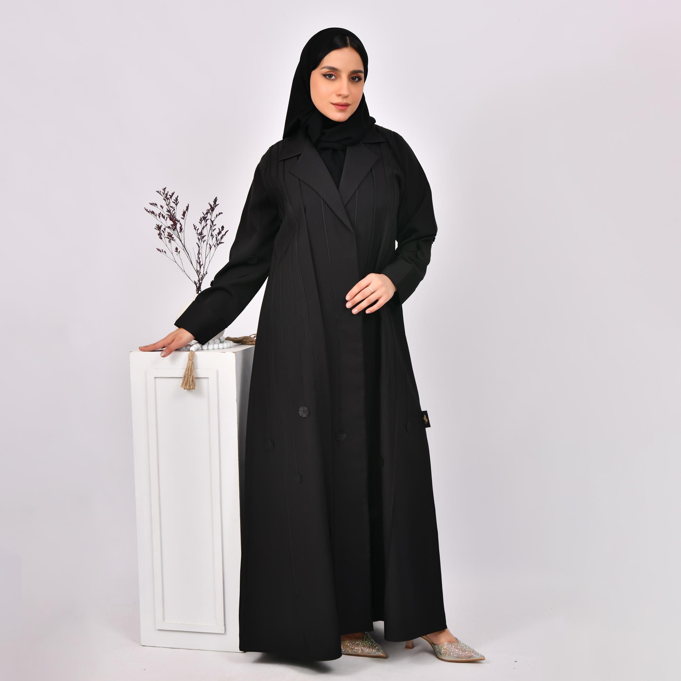  عباية سوداء ربع كلوش بقصة رسمية مزينة بقيطان وزهور سوداء 