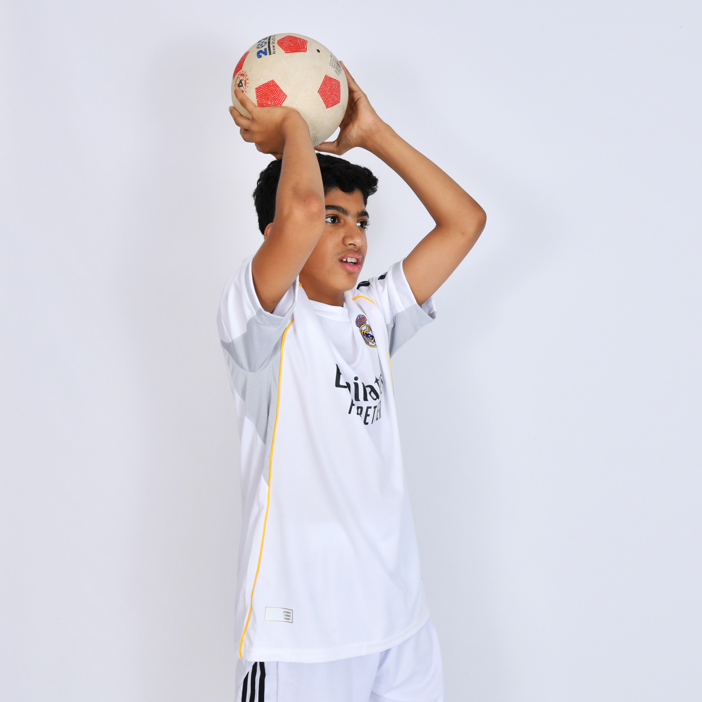  طقم نادي ريال مدريد ( تيشيرت مع شورت) 