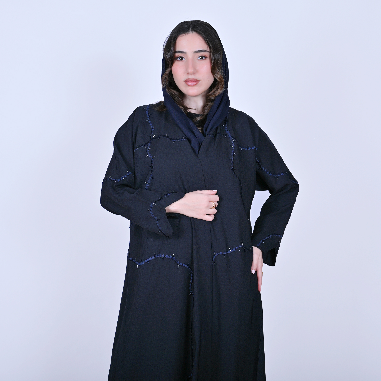  عباية لف بلون كحلي بتطريز وشك عشوائي على كامل العباية 