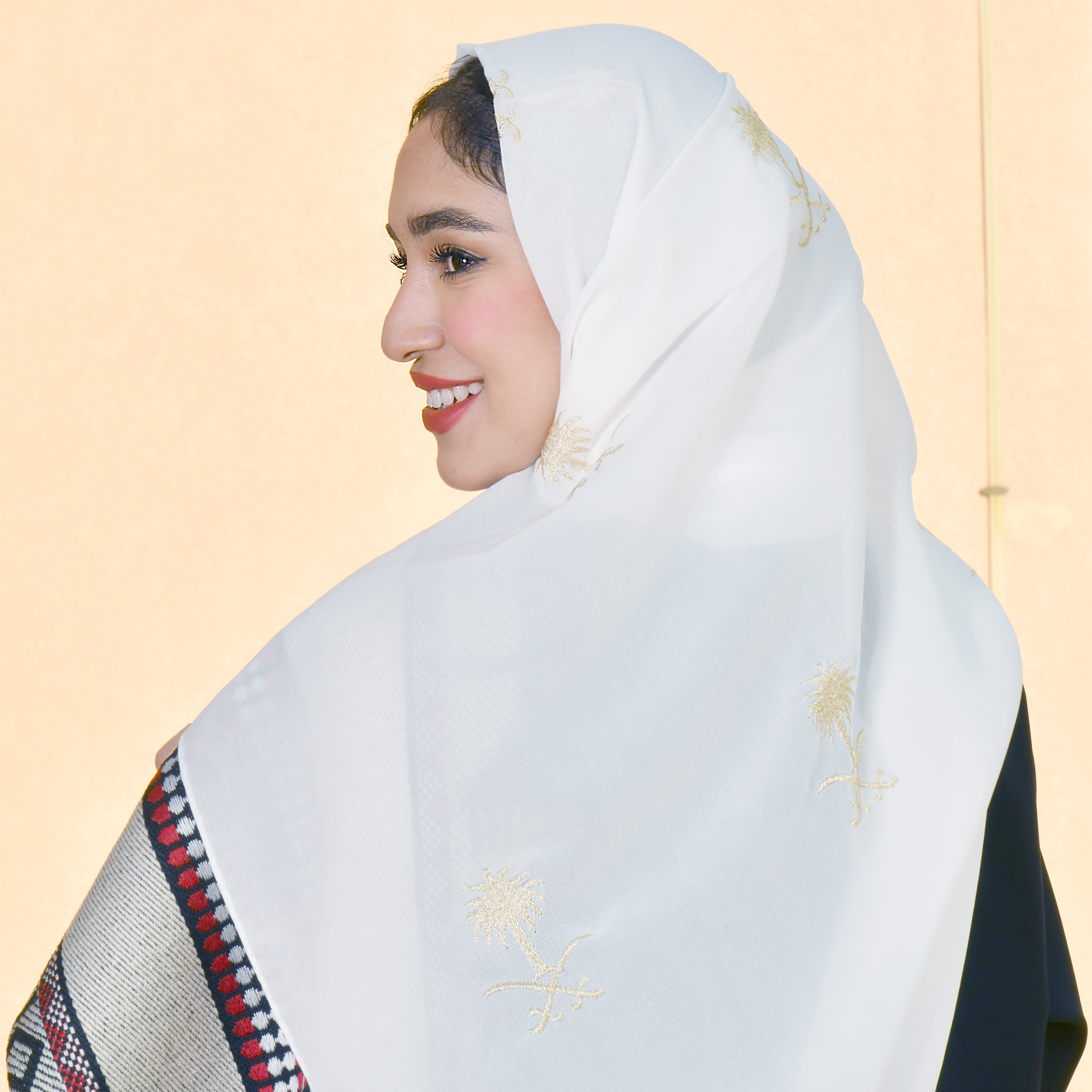  طرحة بيضاء مميزة - متجر عبايات حوراء 