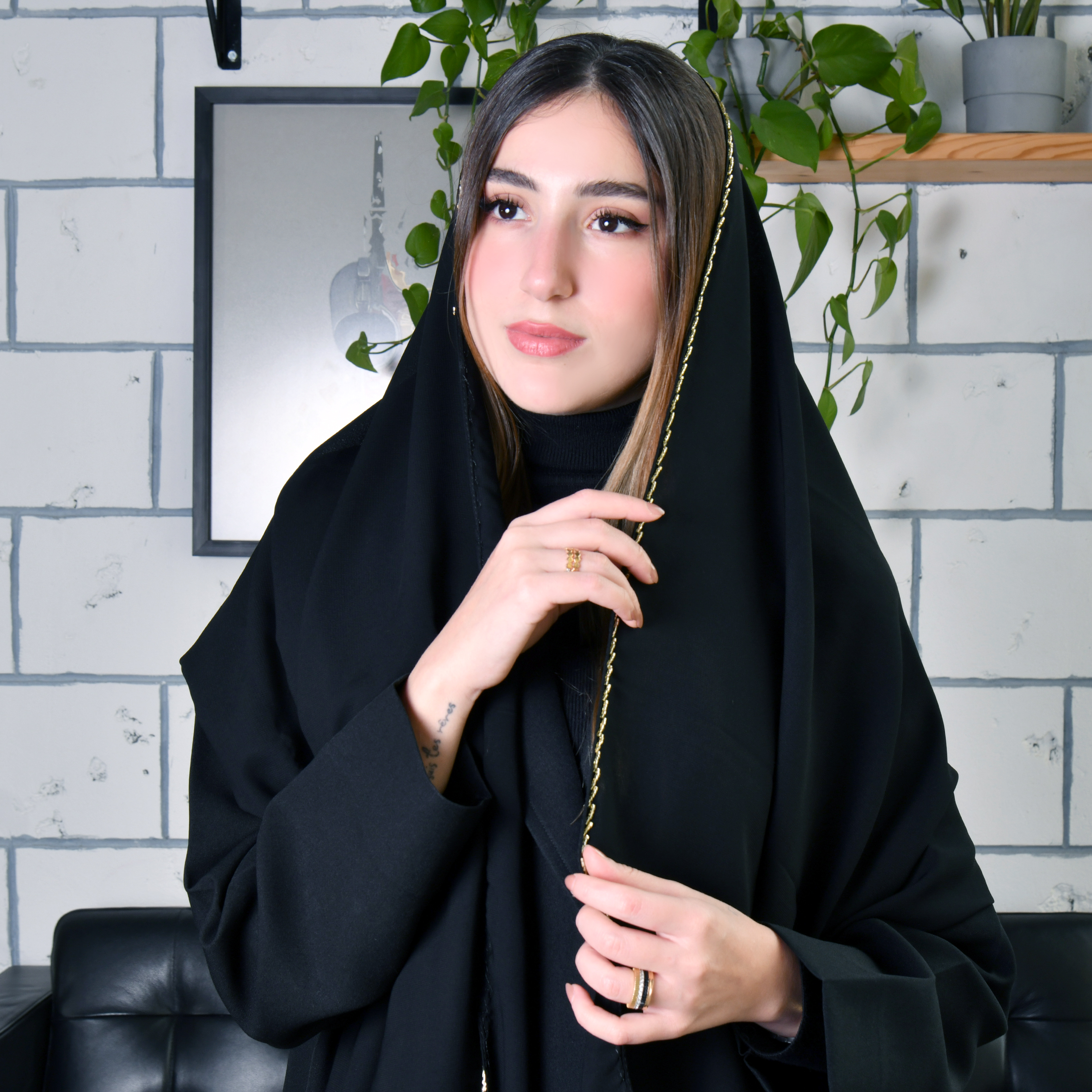  طرحه حرير سوداء مع شك ذهبي انيق  
