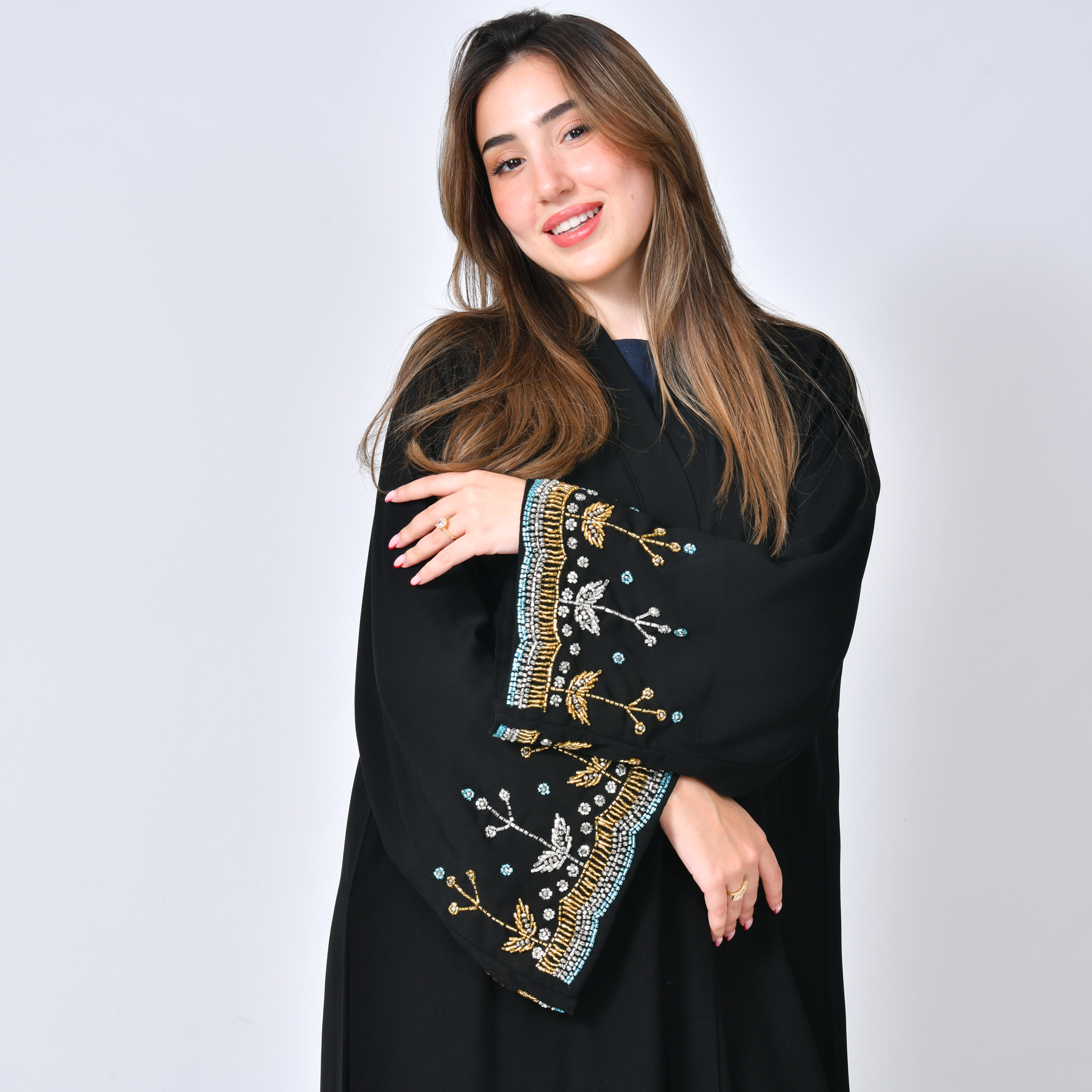  عباية سوداء بقصة انسيابية بكم واسع مزين بشك 